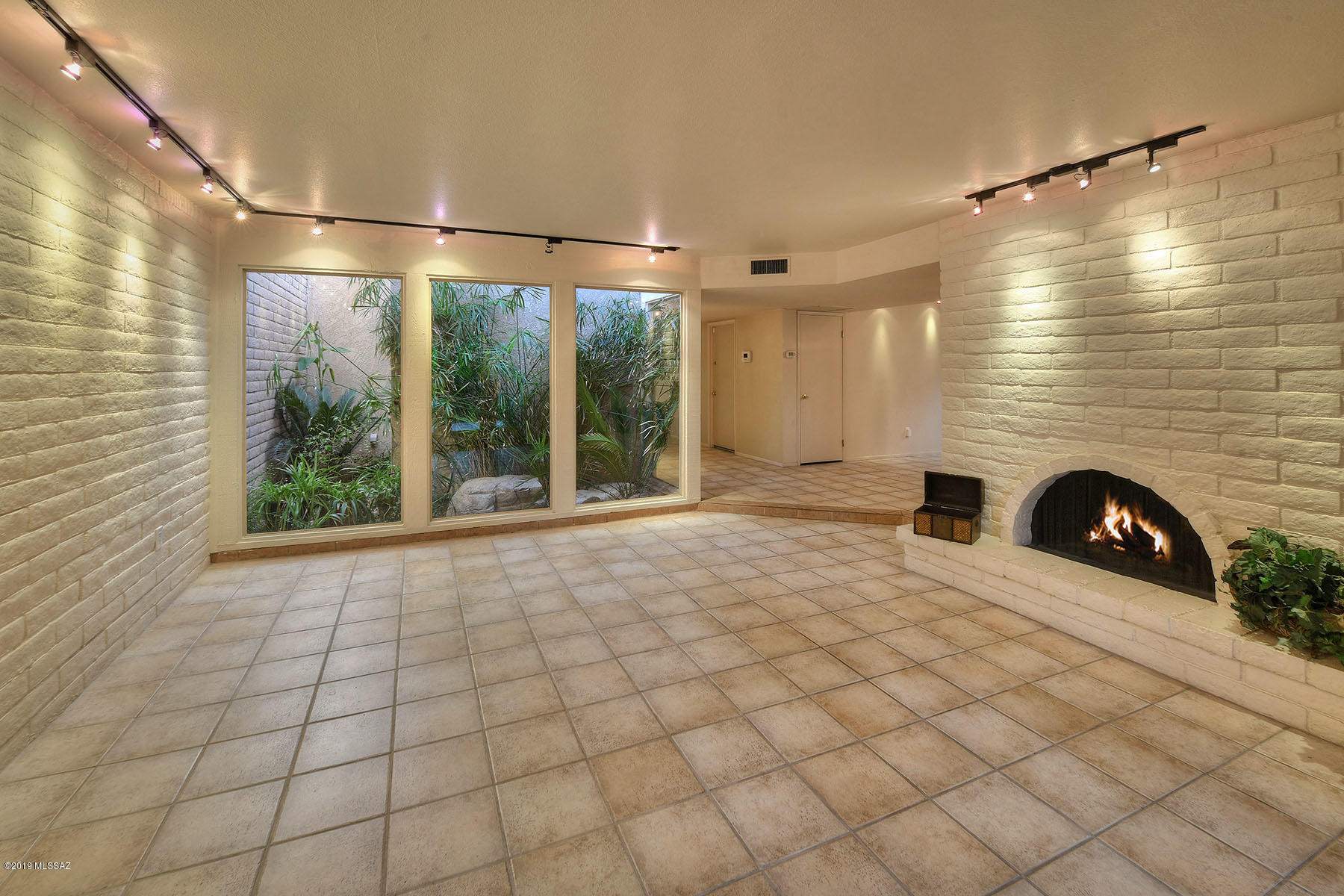 5617 N Camino De La Noche