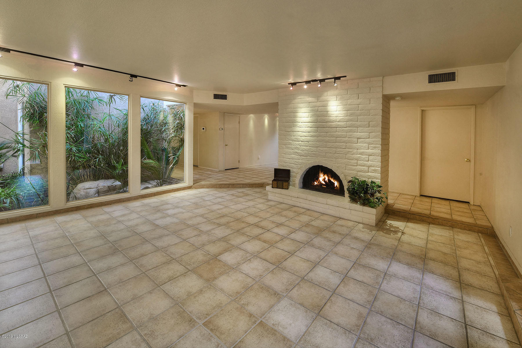 5617 N Camino De La Noche