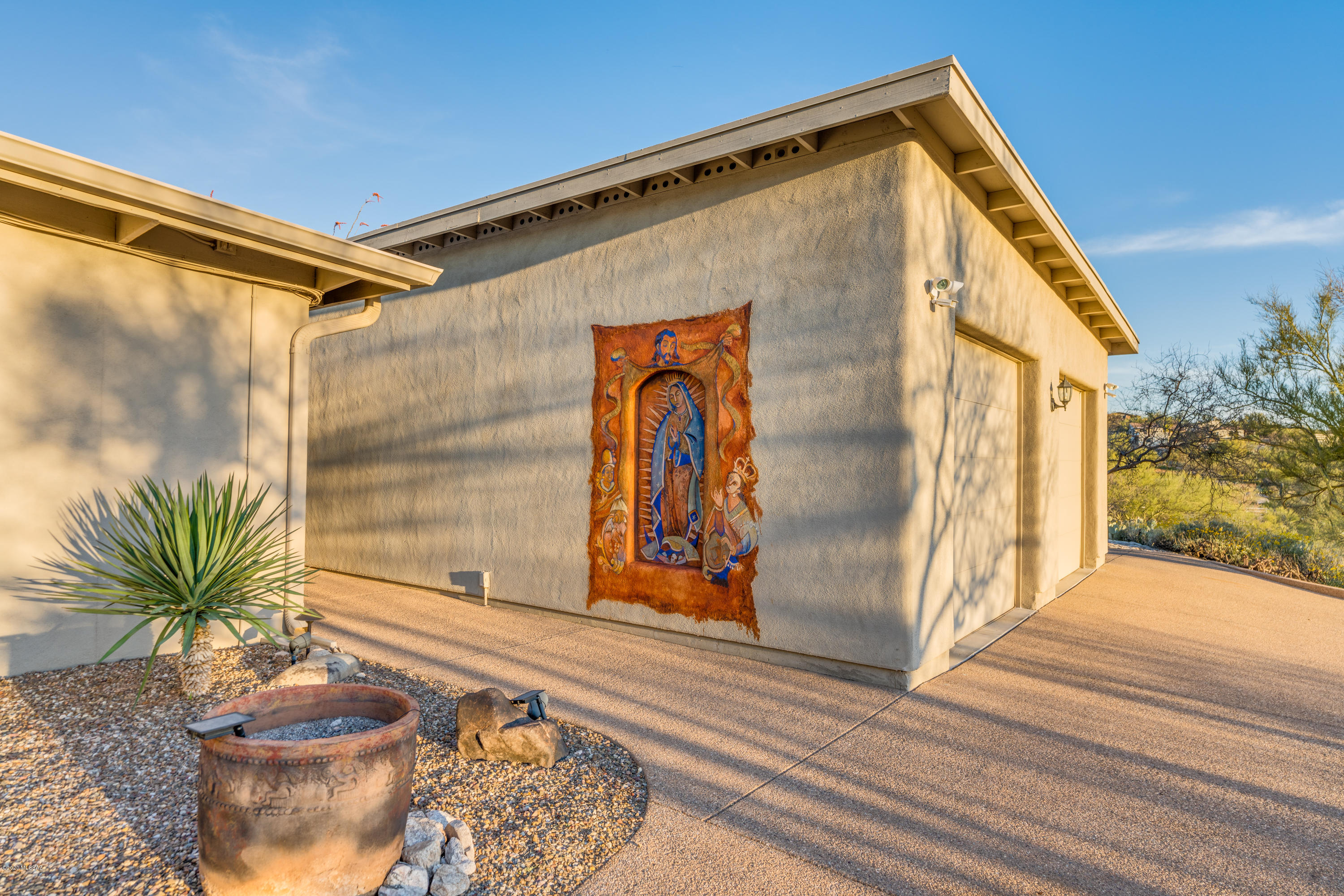 9511 E Bush Hill Place