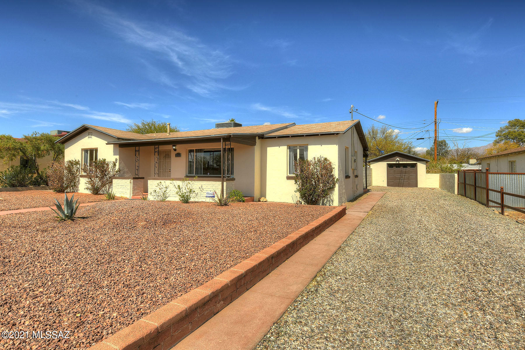 2711 E Linden Street