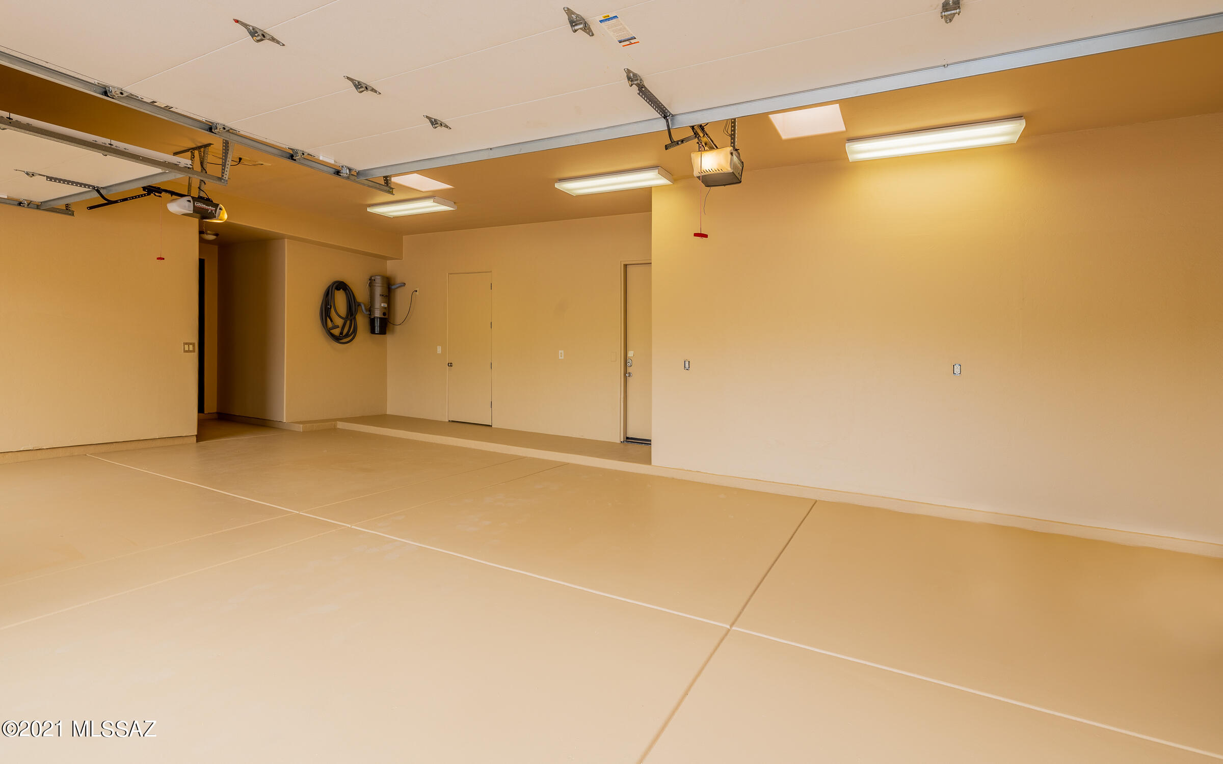 5070 N Hacienda Del Sol Road