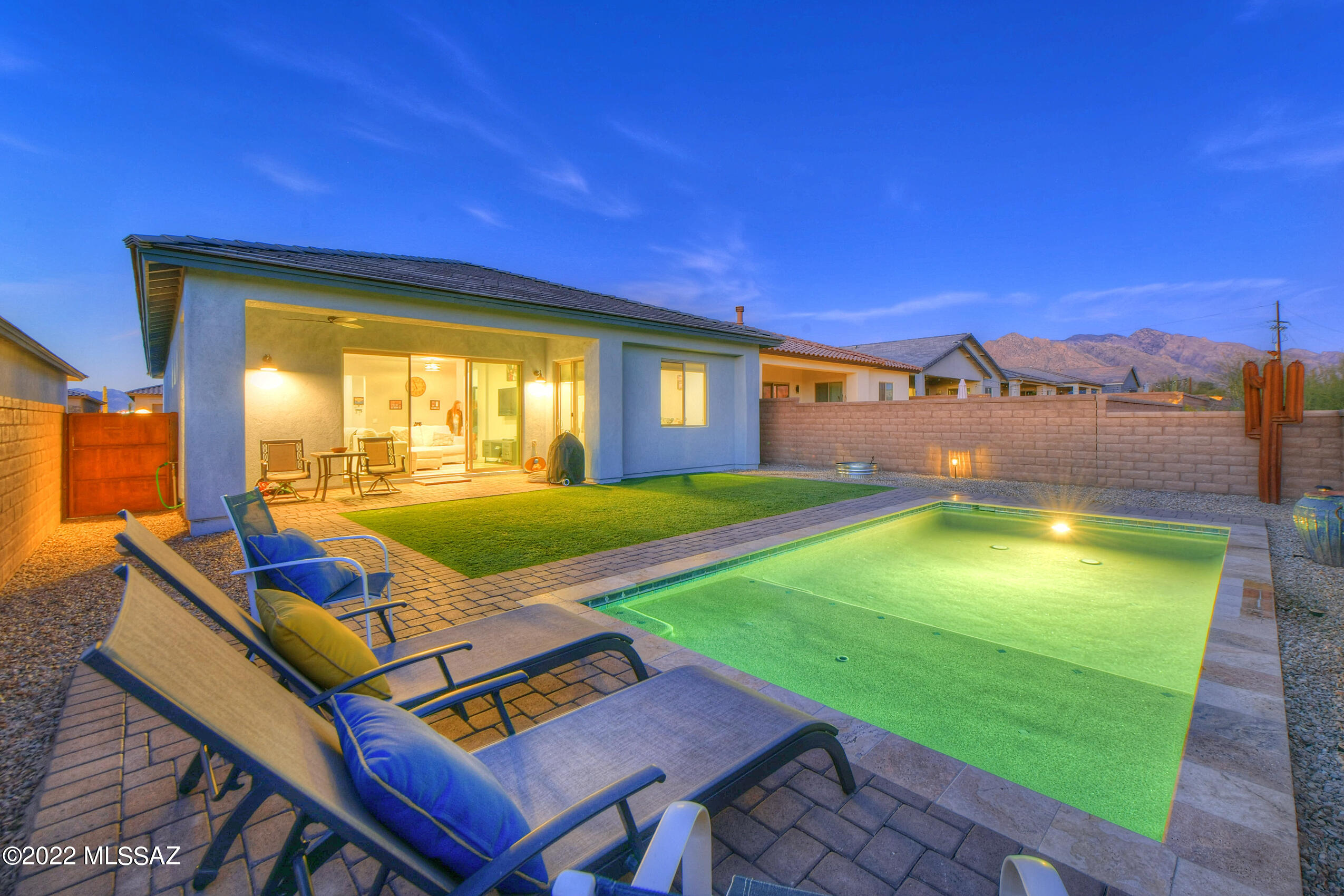 2049 W Revayah Place