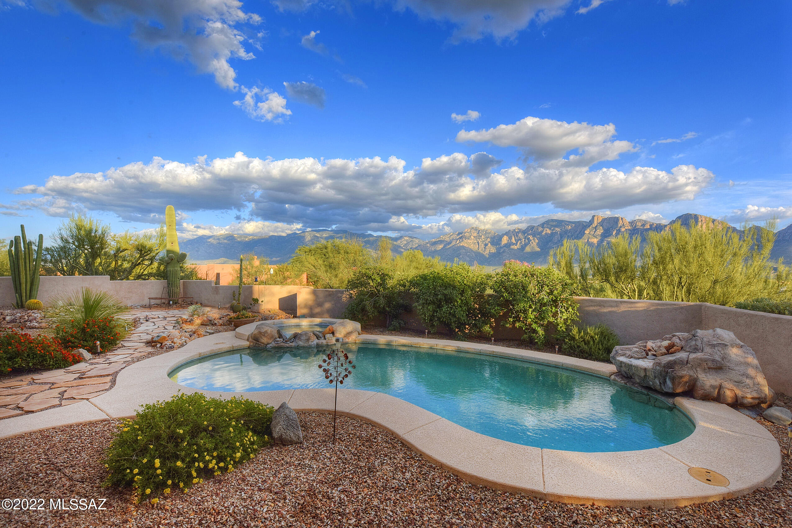 487 W Coyote Moon Place