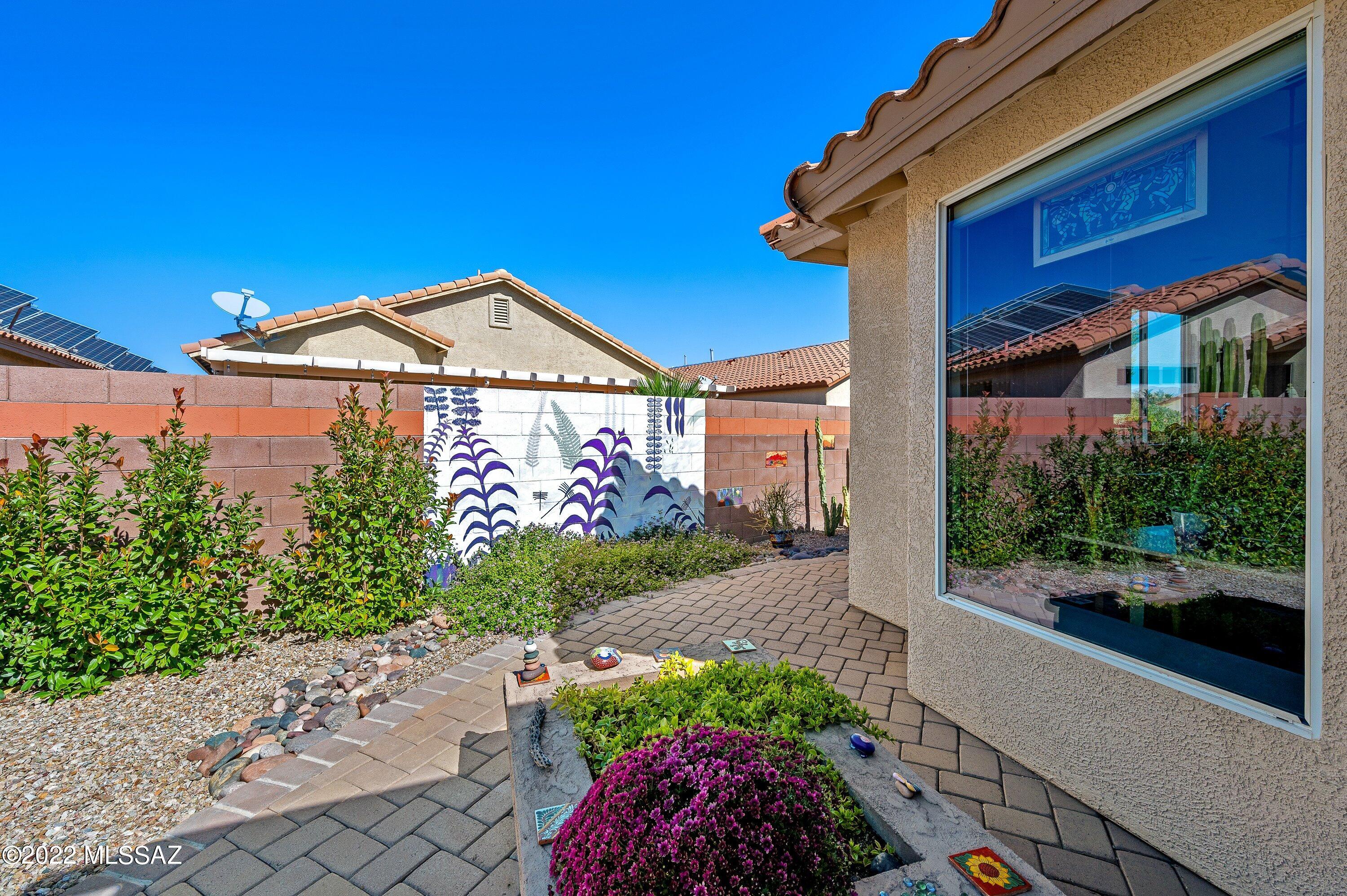 9541 N Twinkling Shadows Way