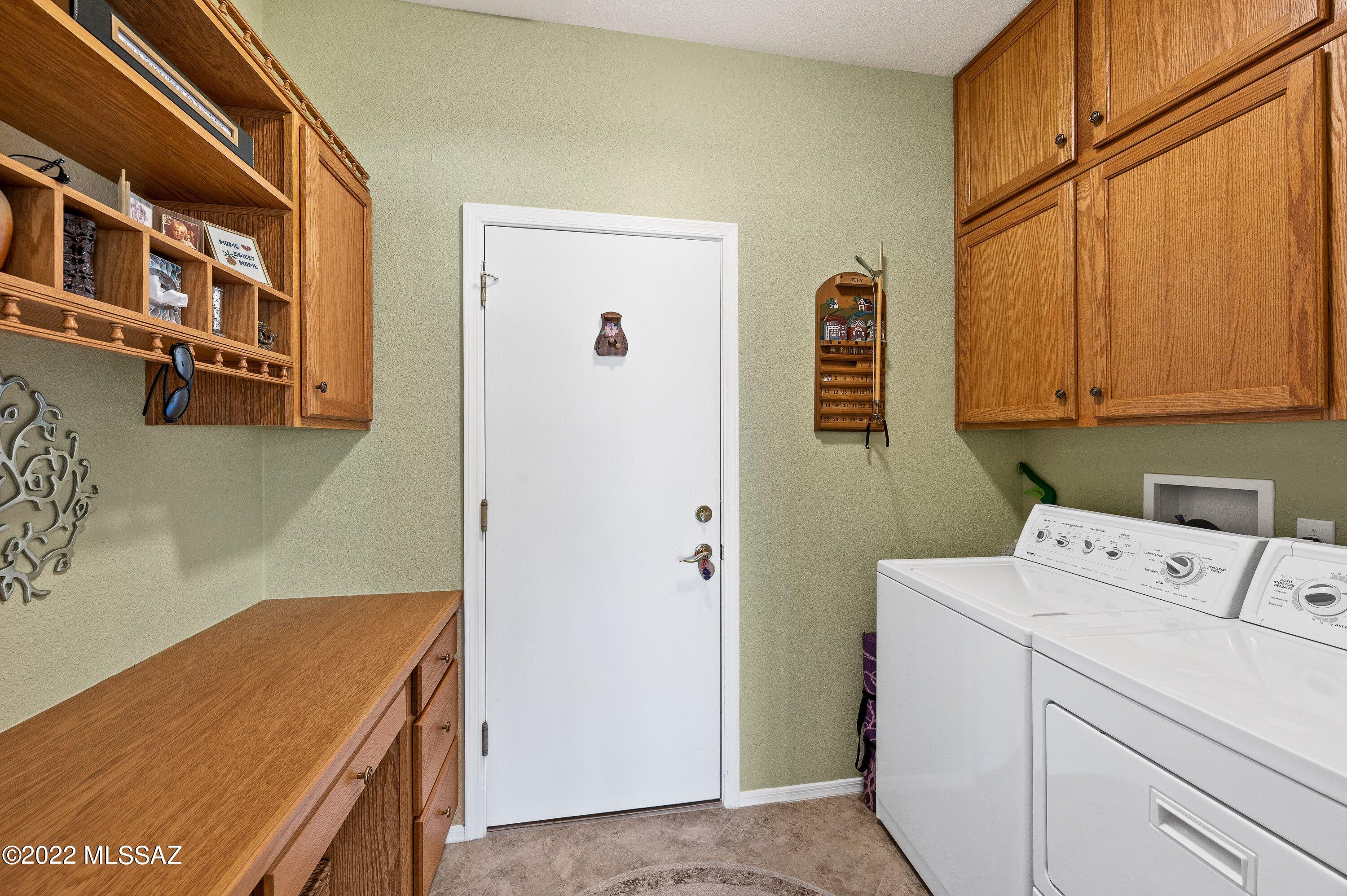 9541 N Twinkling Shadows Way