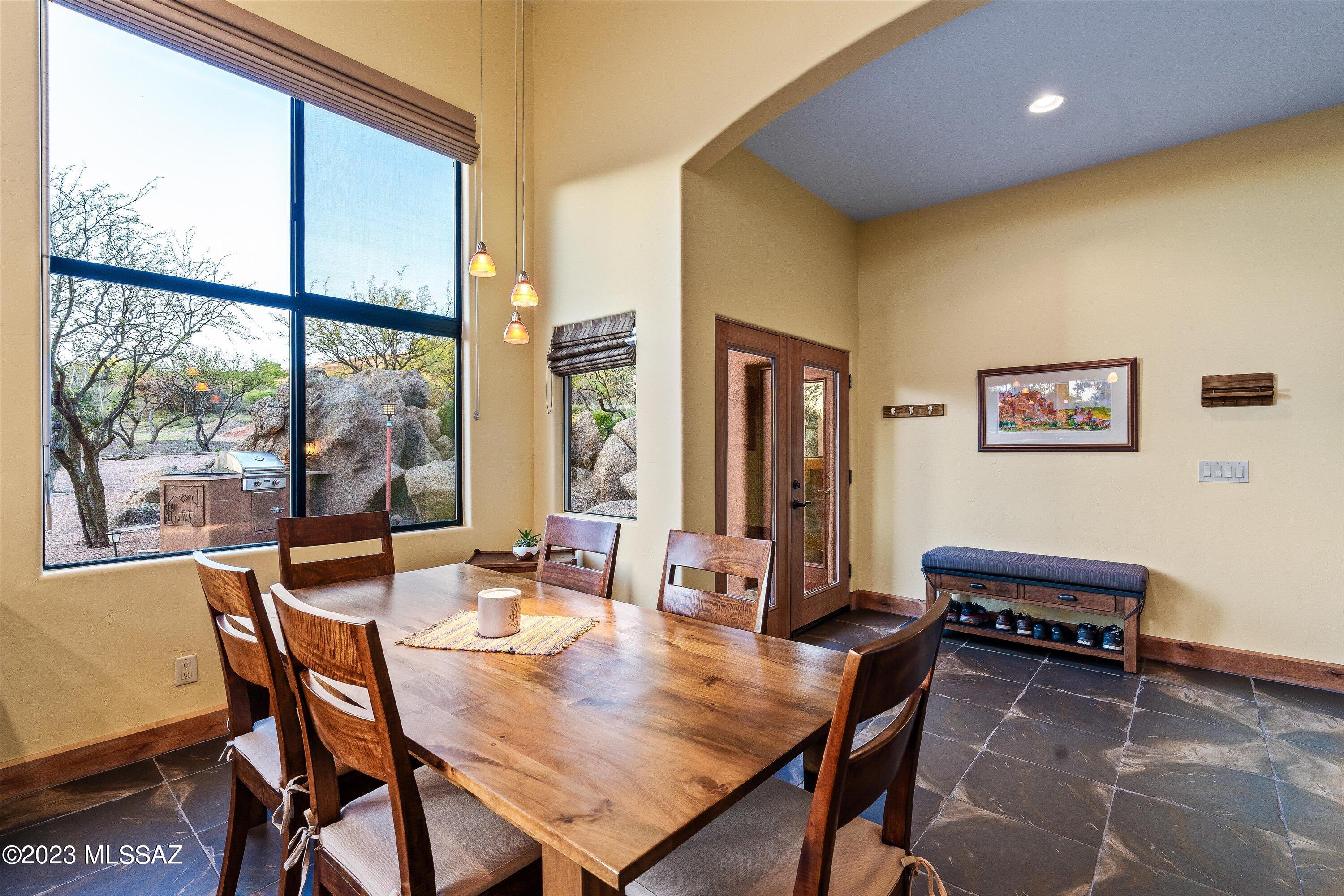 875 N Oakcliffe Court