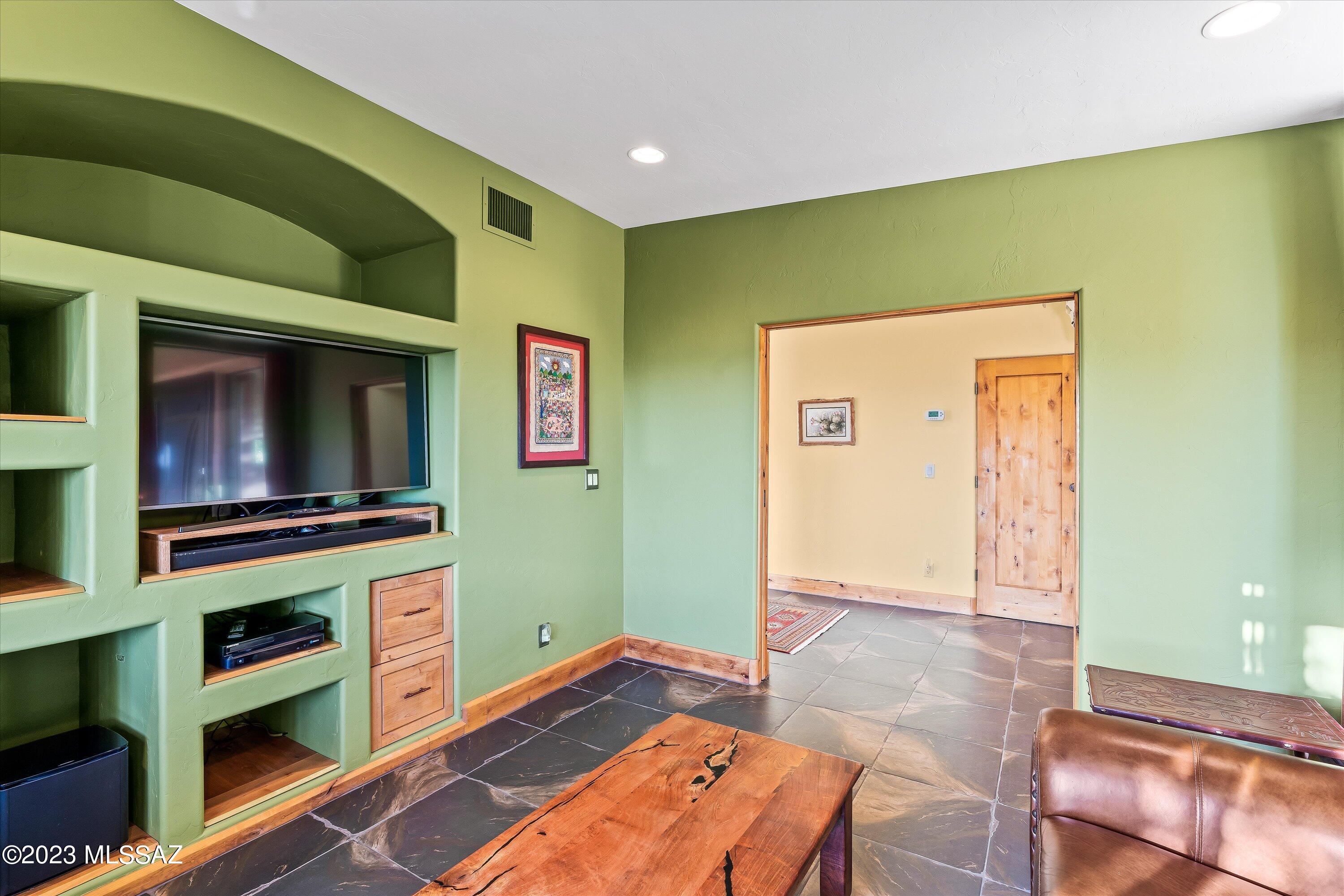 875 N Oakcliffe Court