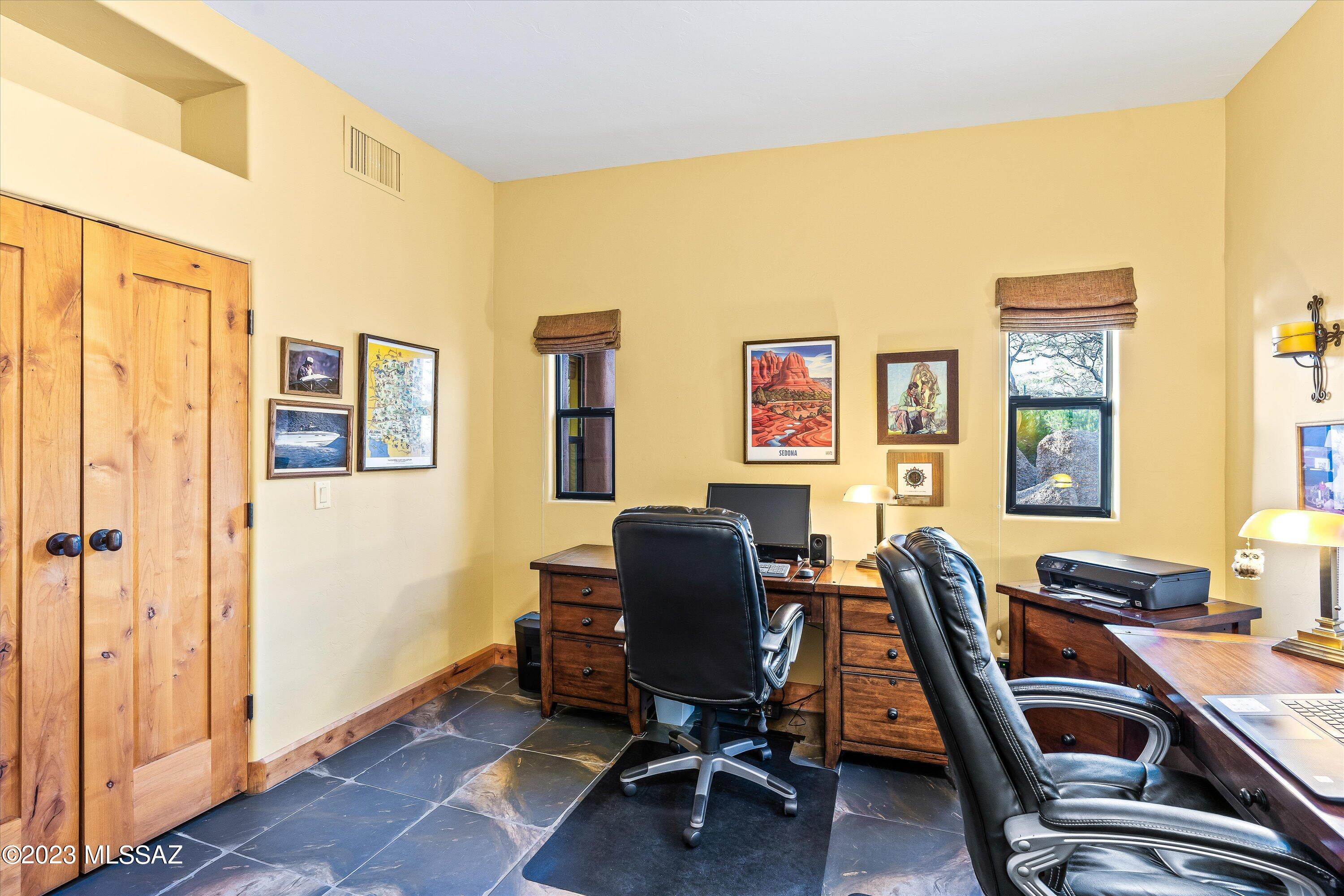 875 N Oakcliffe Court