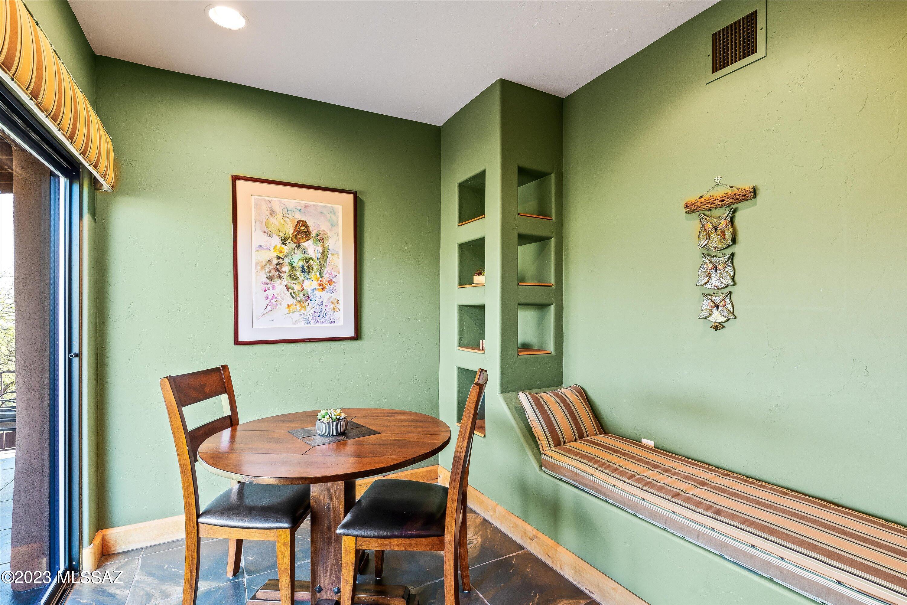 875 N Oakcliffe Court