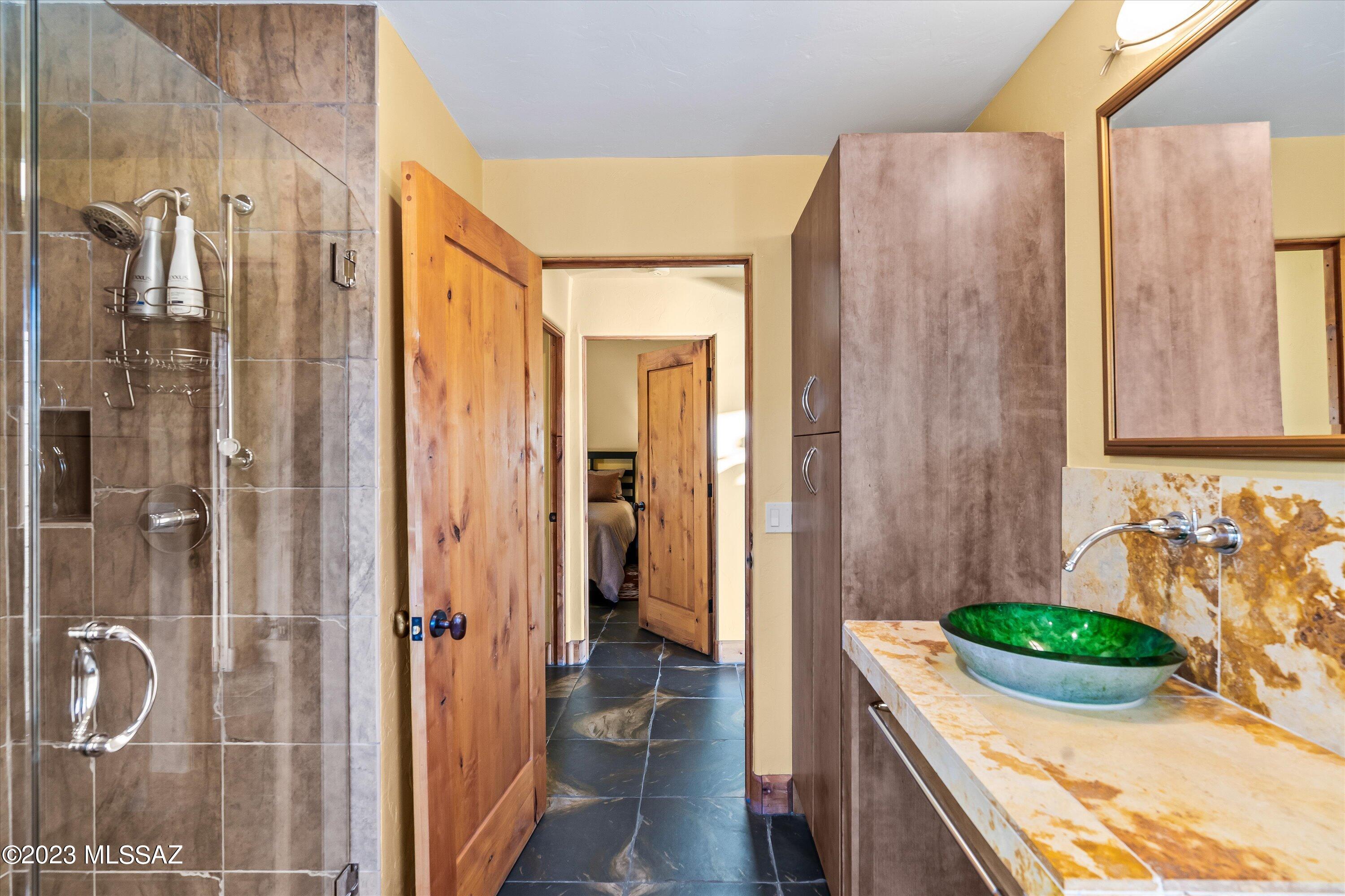 875 N Oakcliffe Court