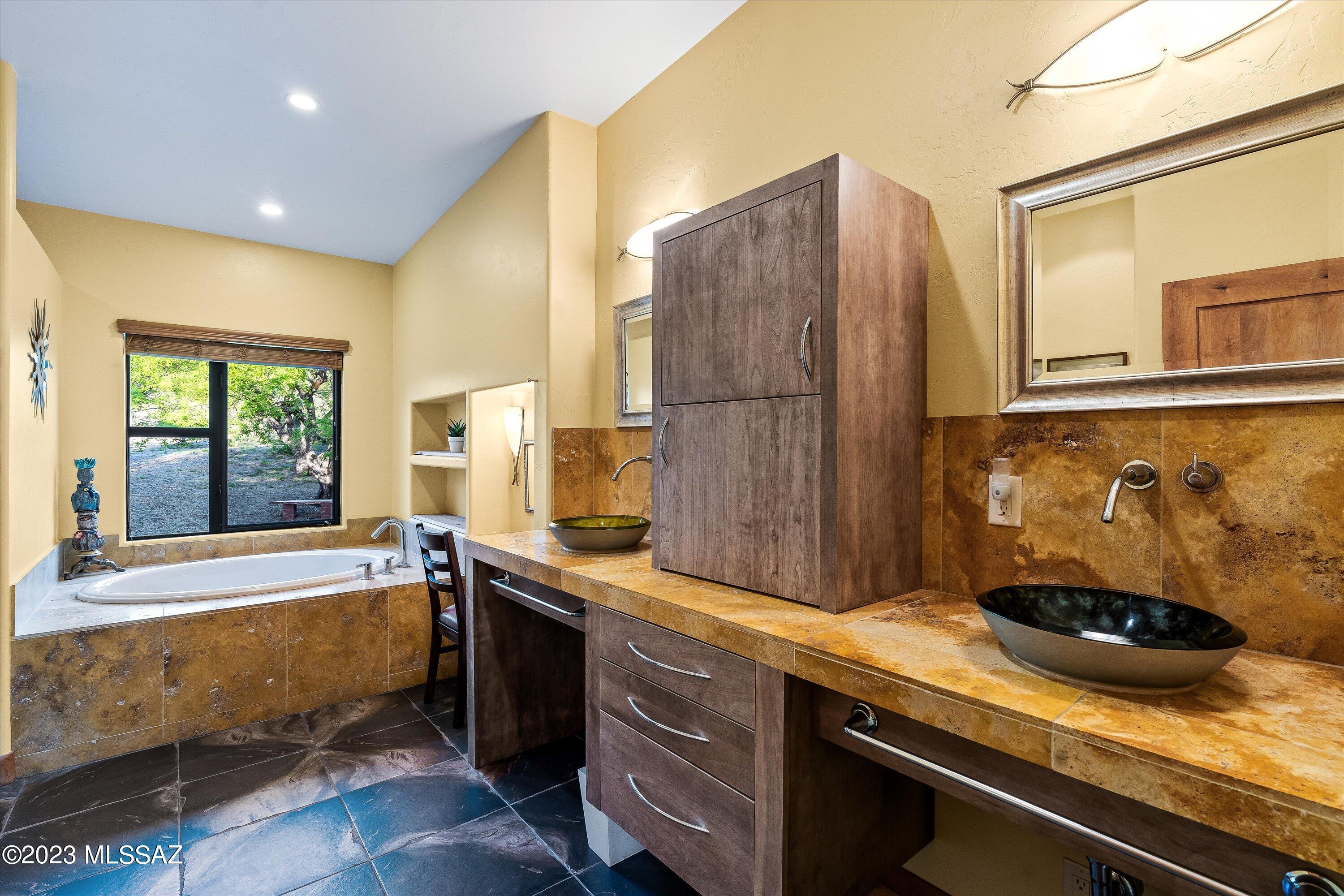 875 N Oakcliffe Court