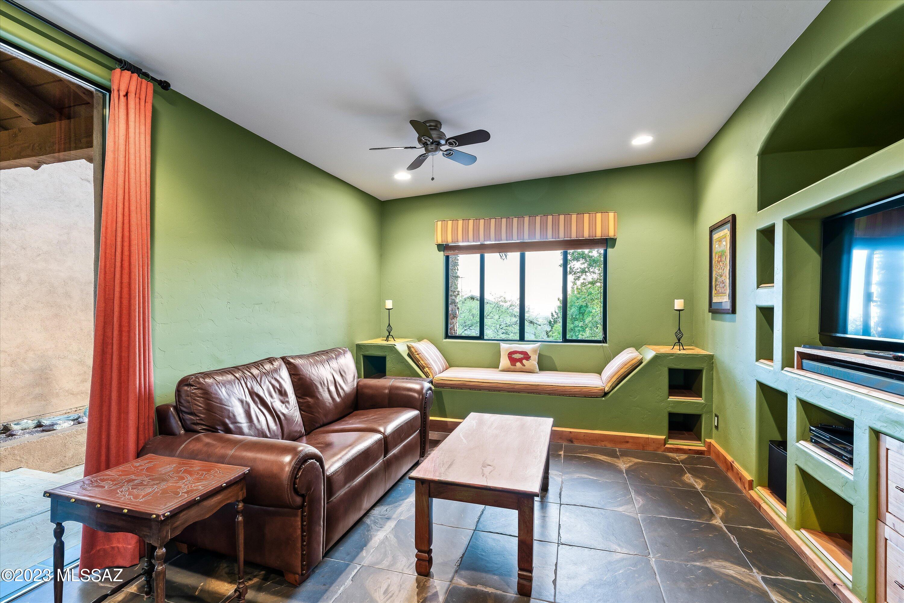 875 N Oakcliffe Court