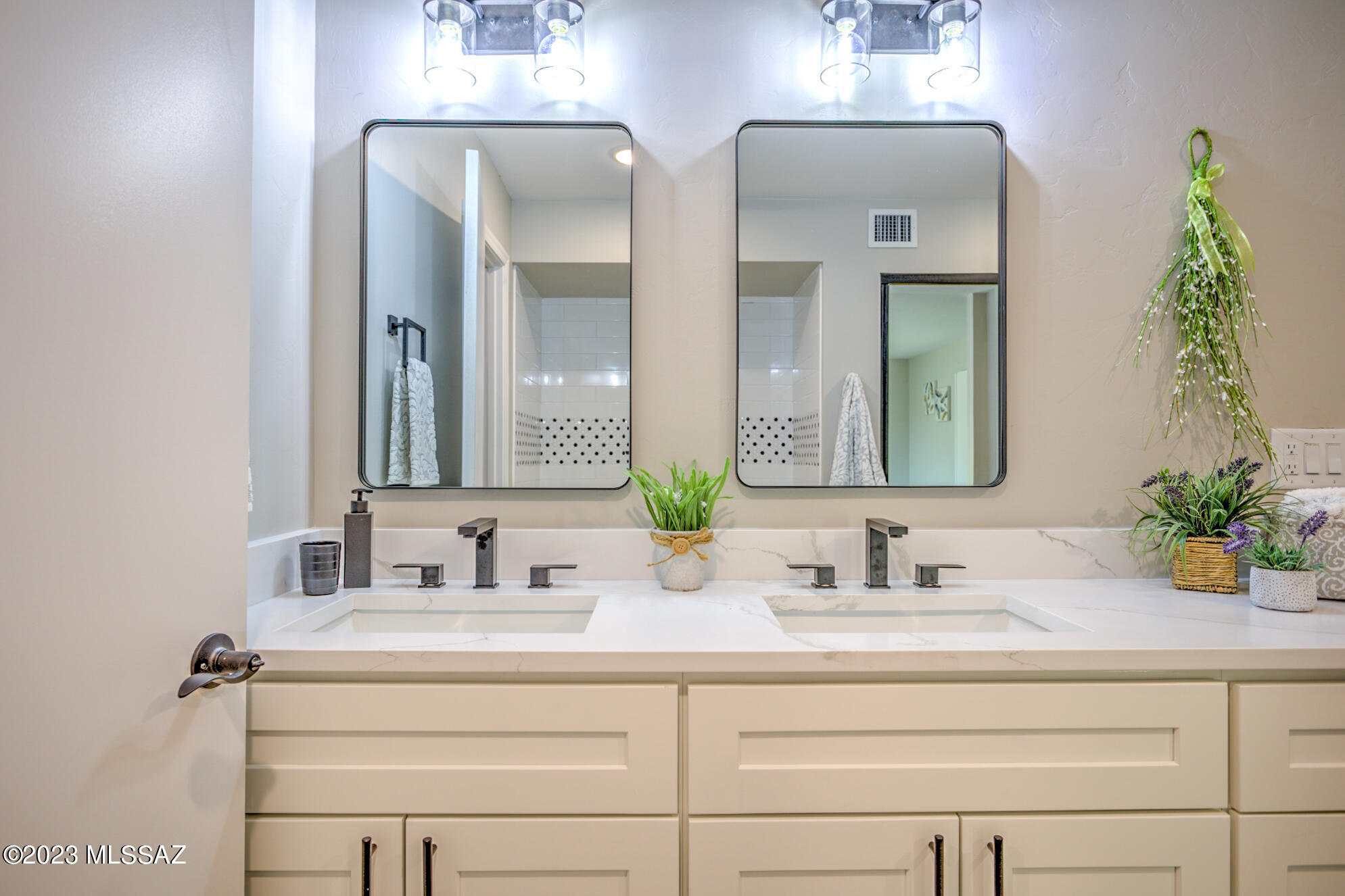 4611 N Shinumo Drive