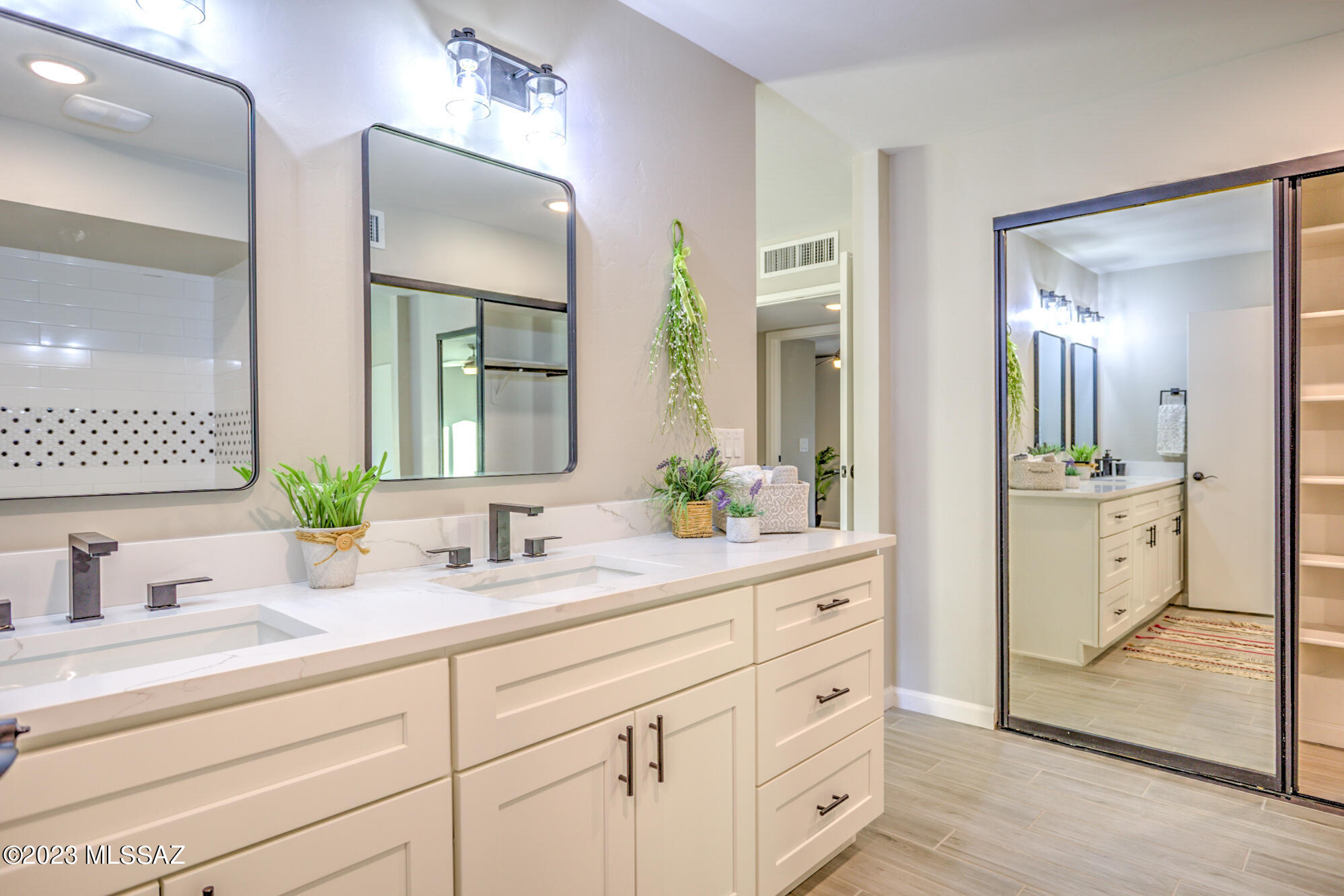 4611 N Shinumo Drive