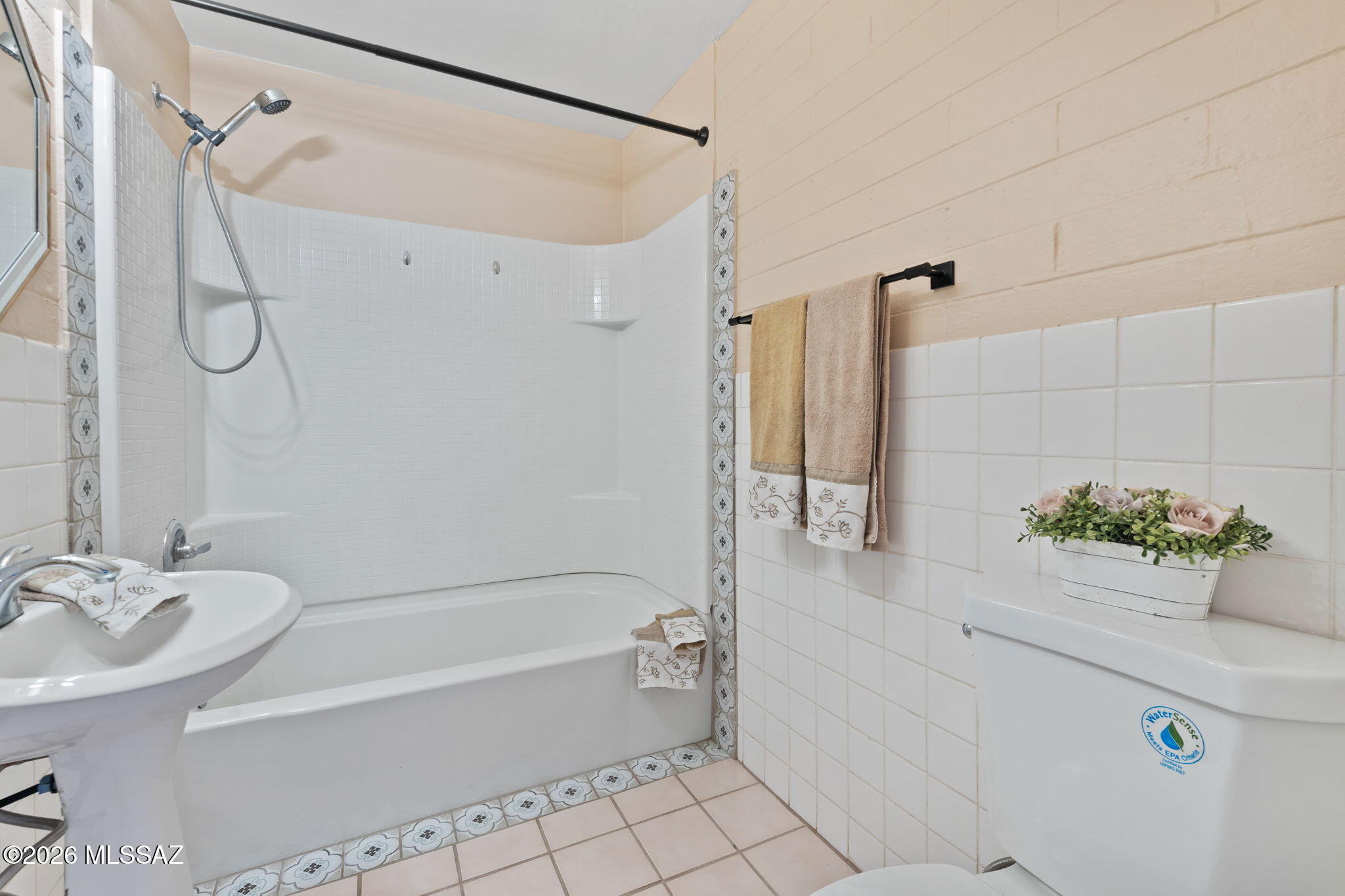 2866 N Desert Avenue