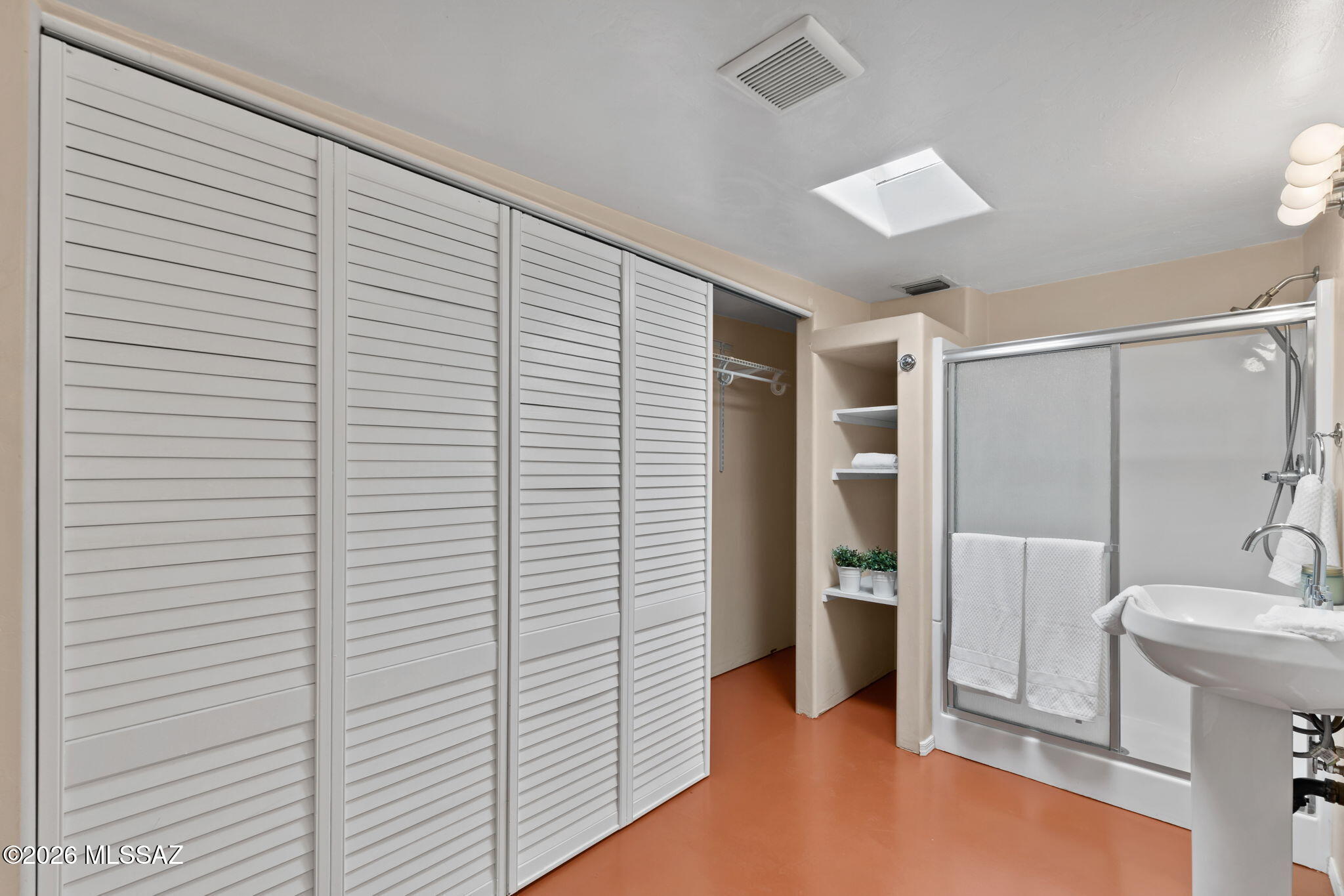 2866 N Desert Avenue