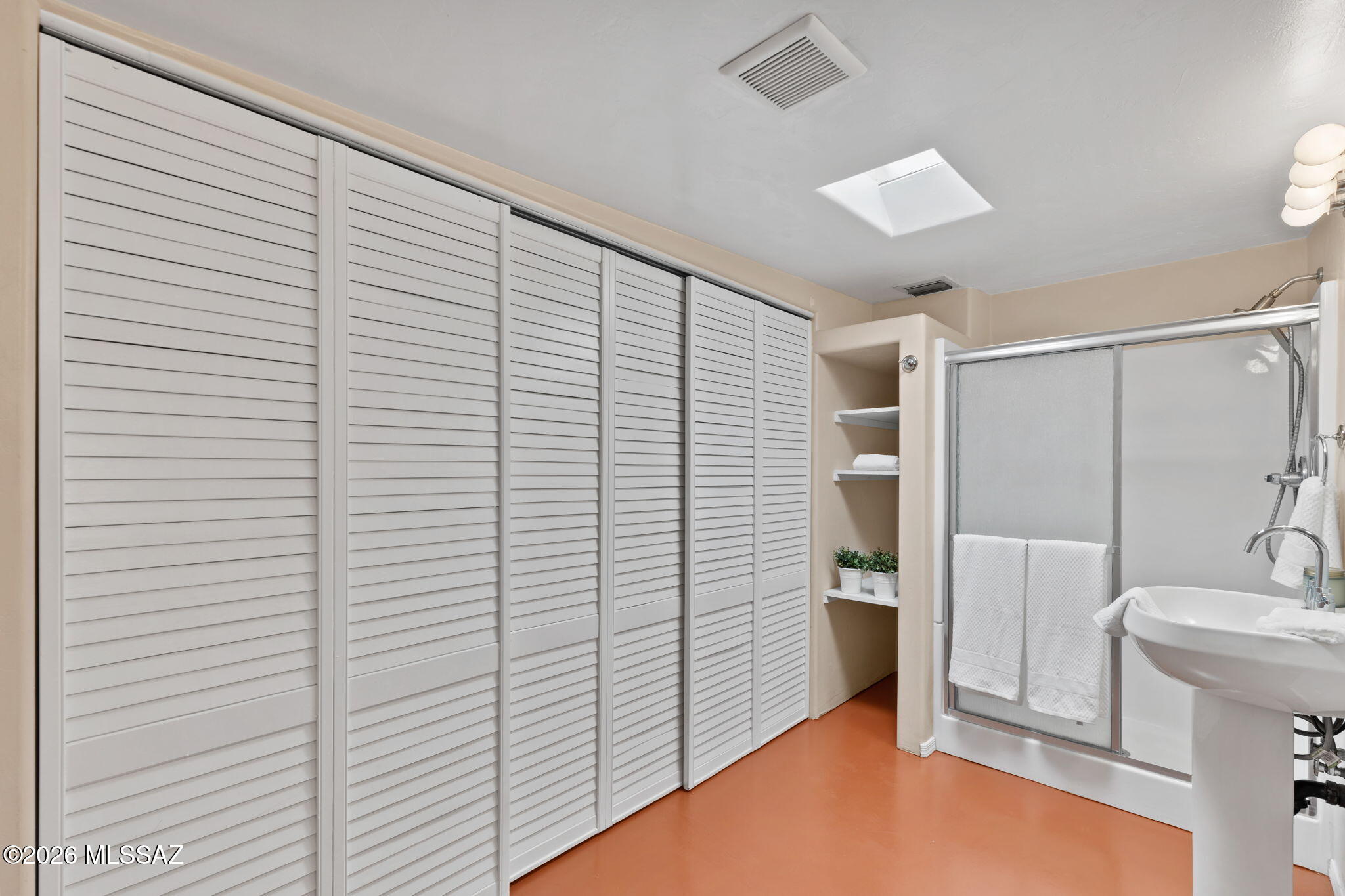 2866 N Desert Avenue