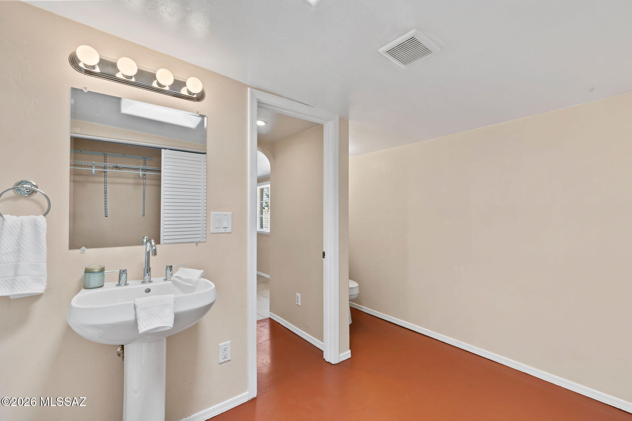 2866 N Desert Avenue