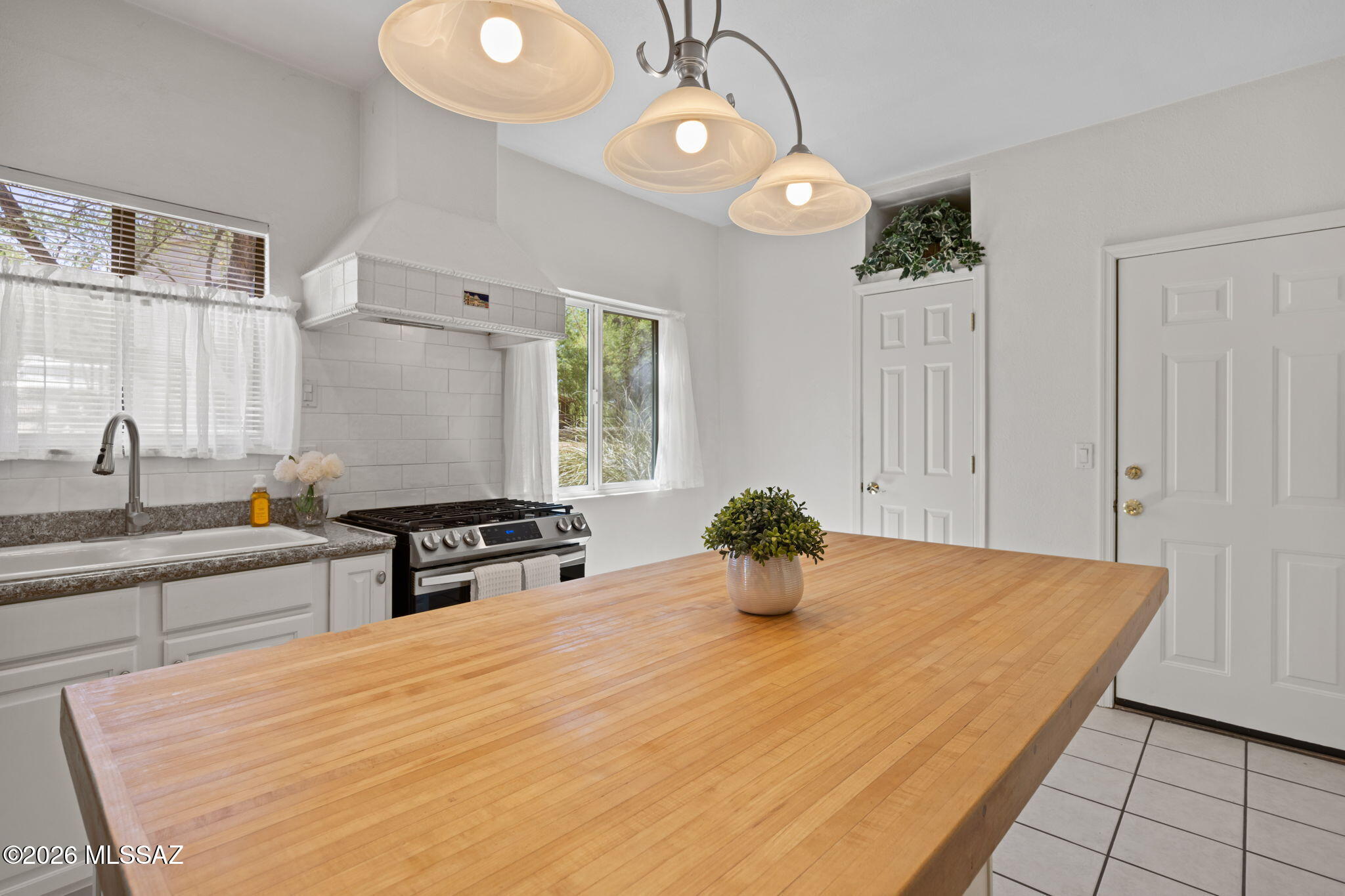 1045 E Nuestro Street