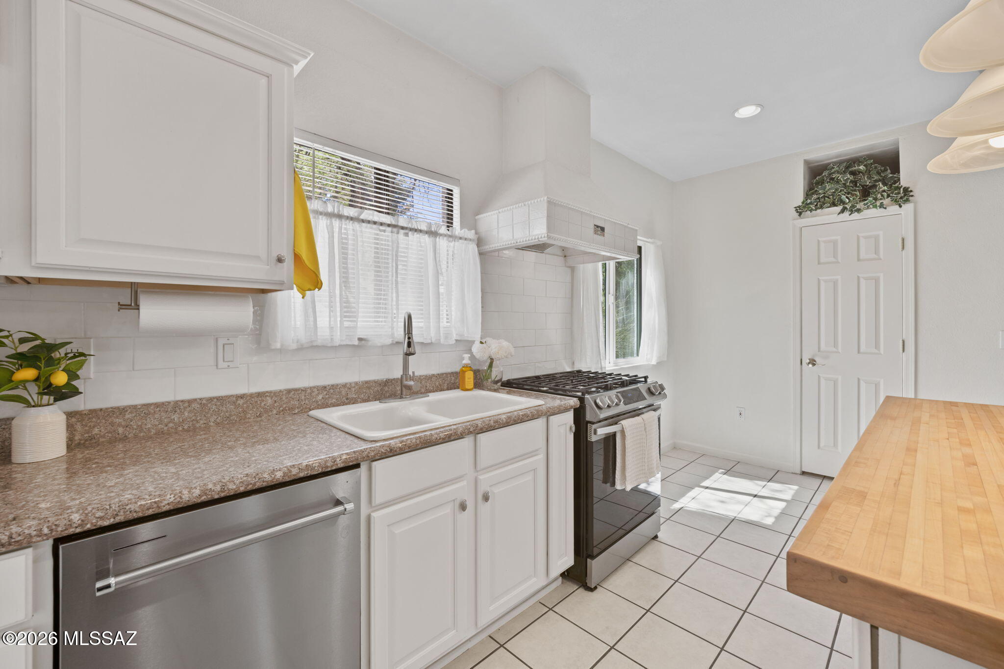 1045 E Nuestro Street