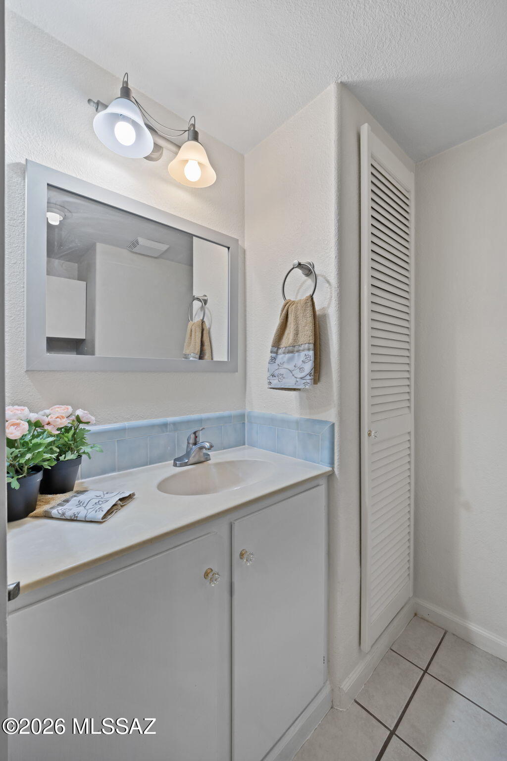 1045 E Nuestro Street