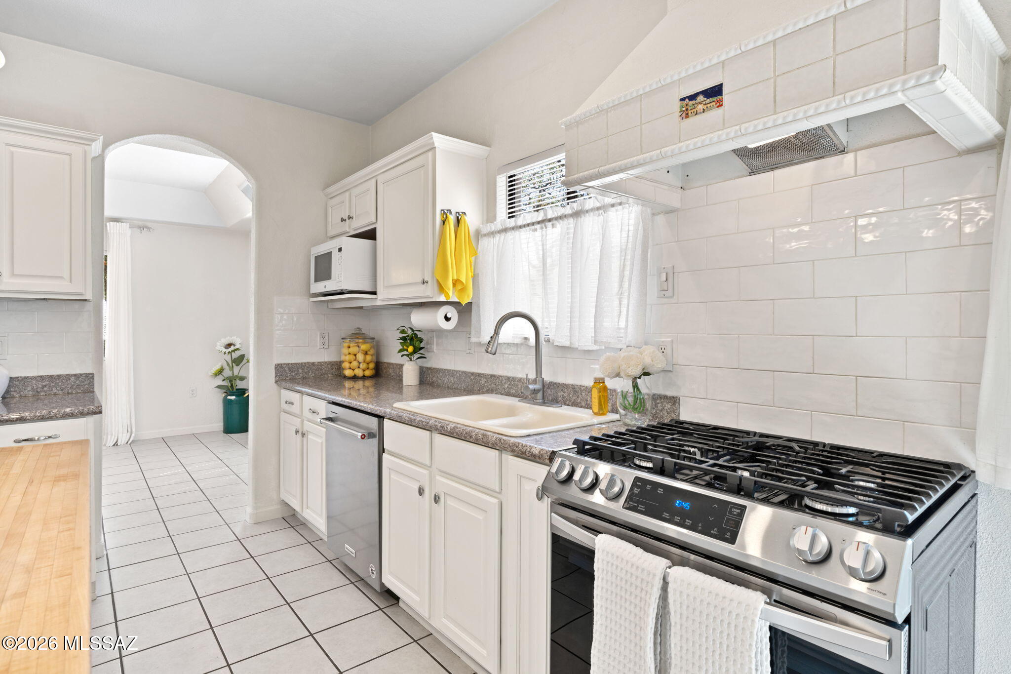 1045 E Nuestro Street