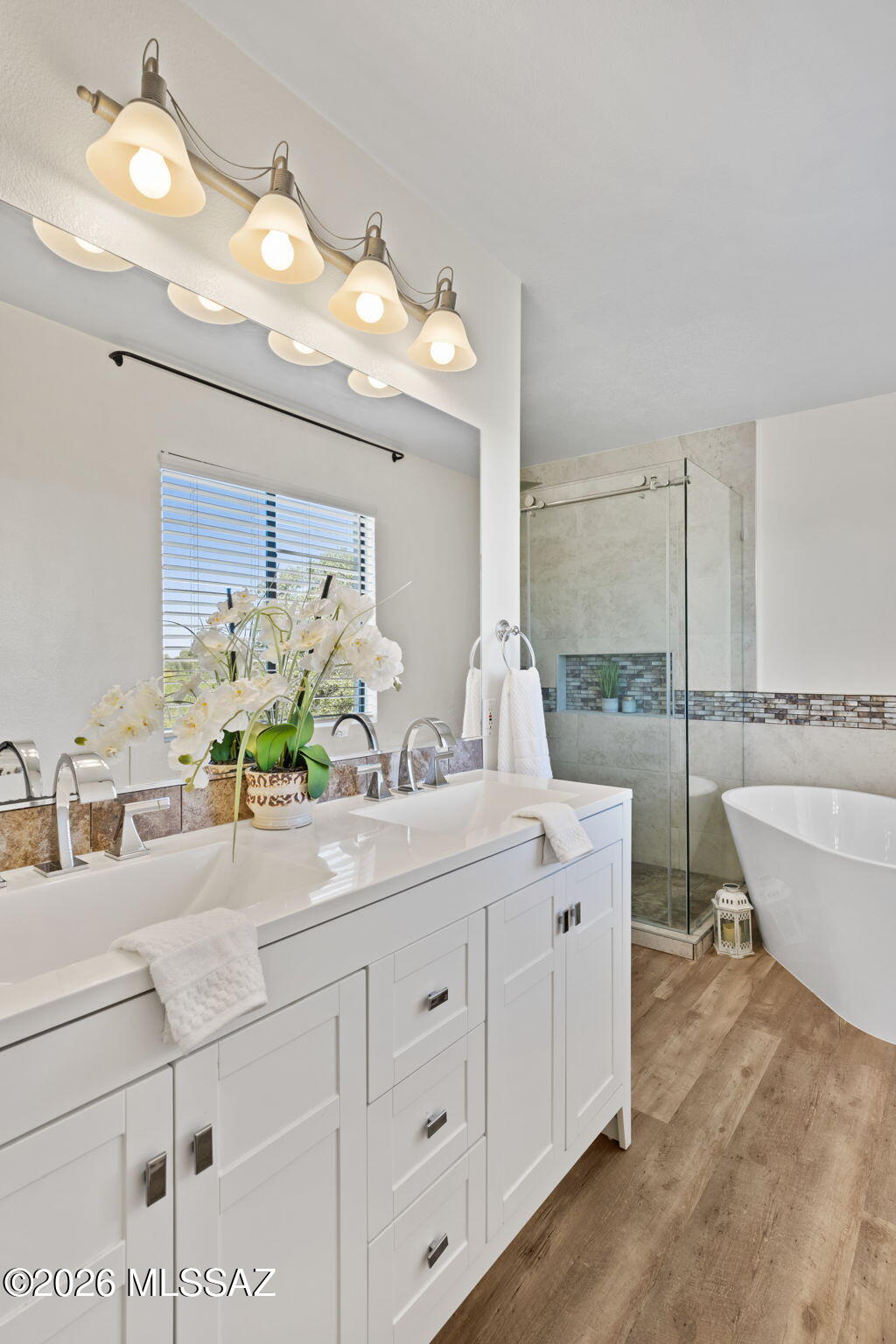 1045 E Nuestro Street