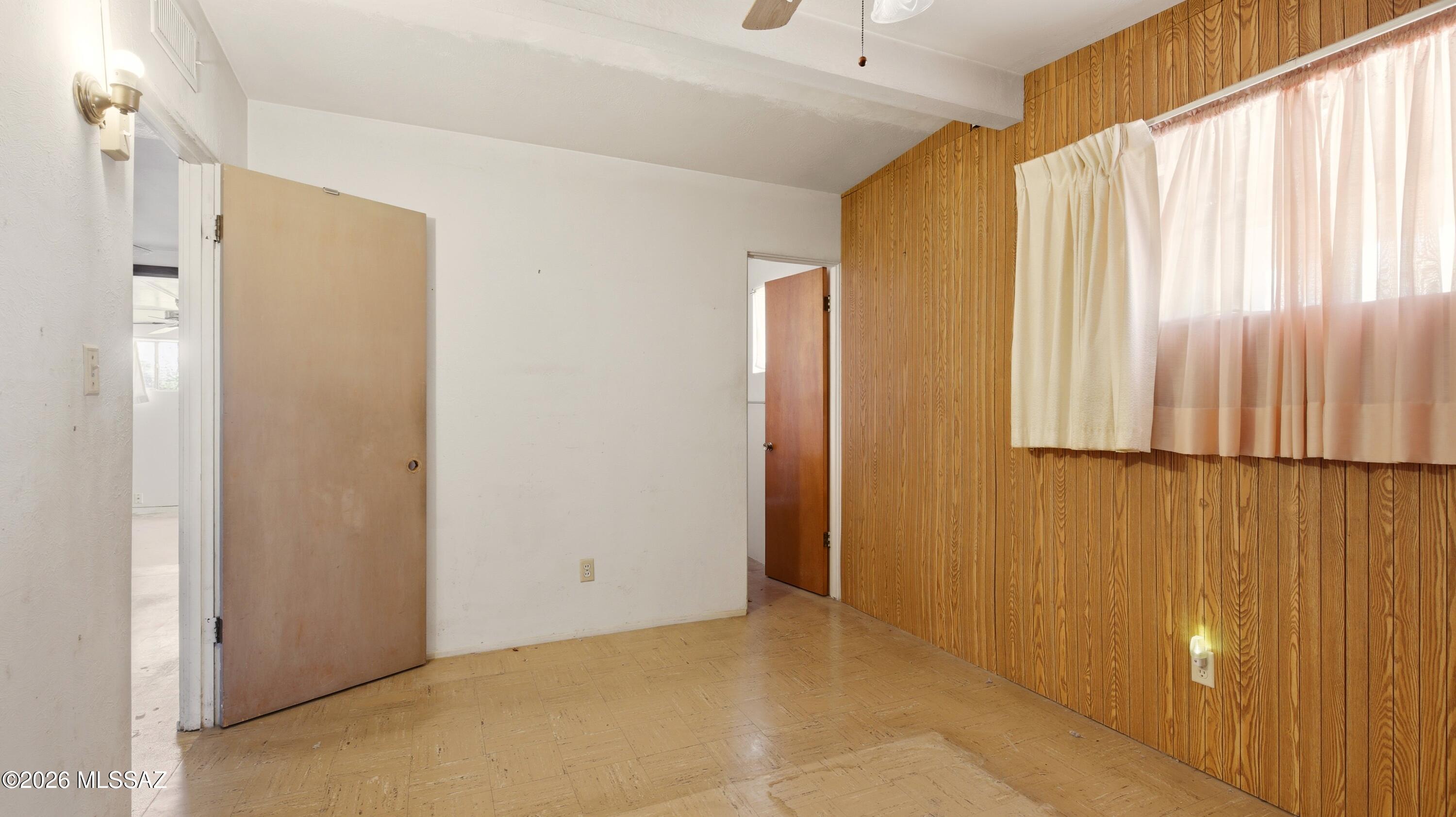 613 W Calle Siglo