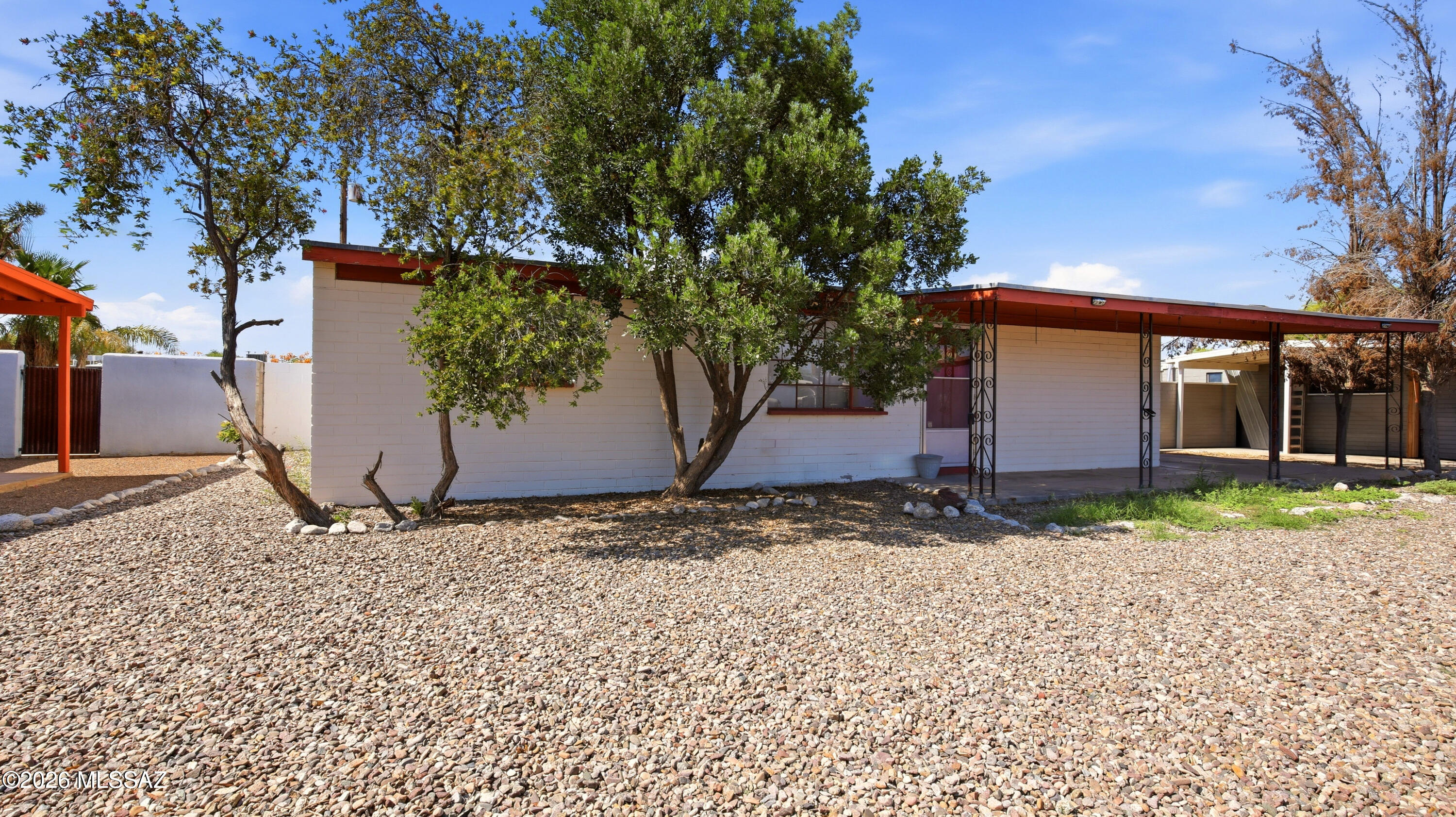 613 W Calle Siglo