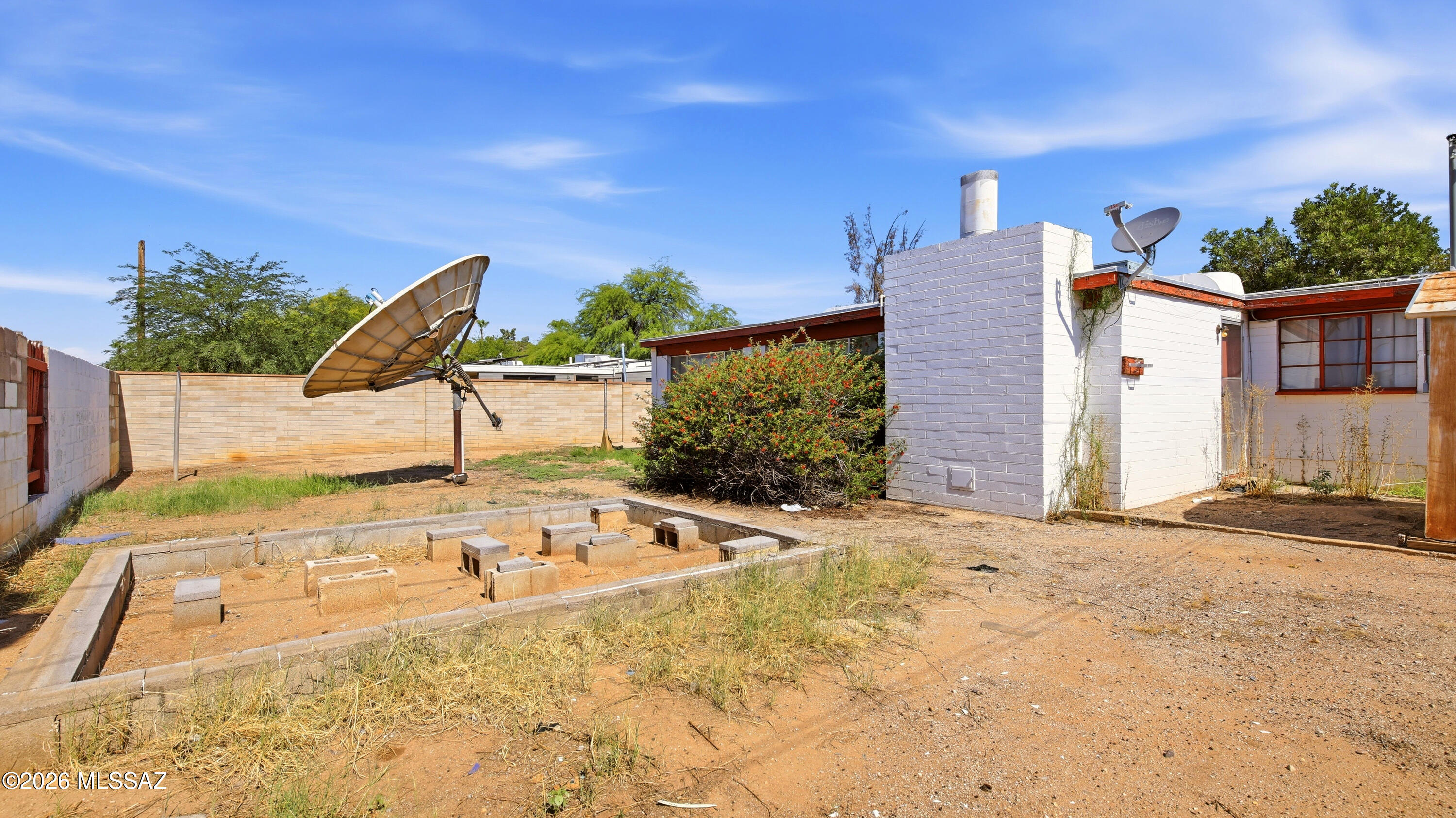 613 W Calle Siglo