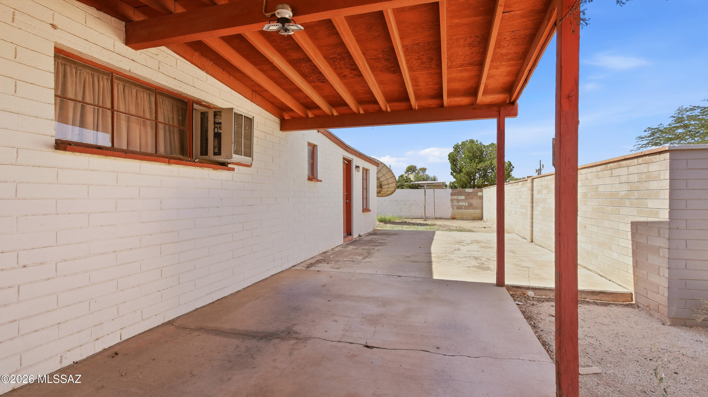 613 W Calle Siglo