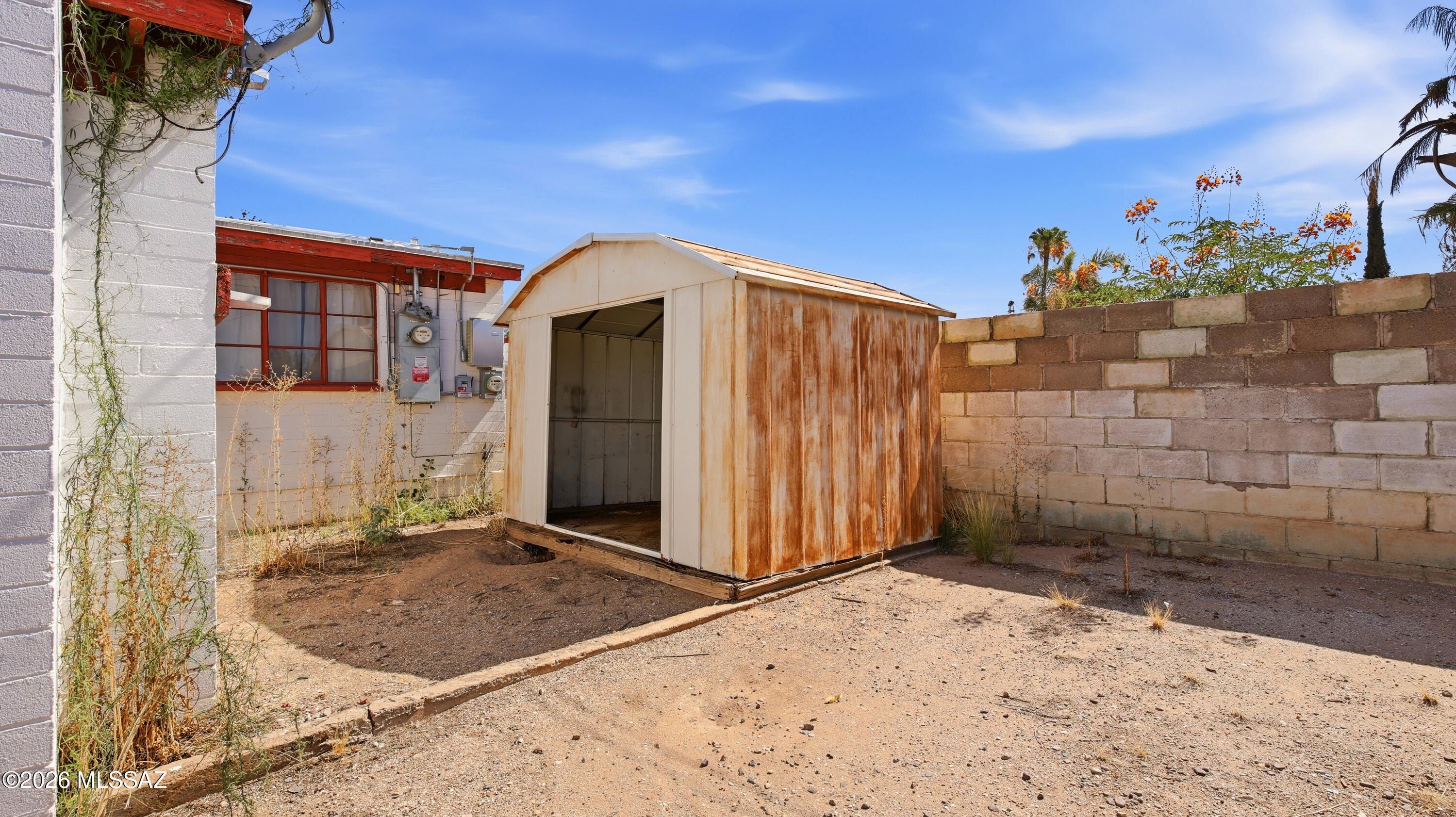 613 W Calle Siglo