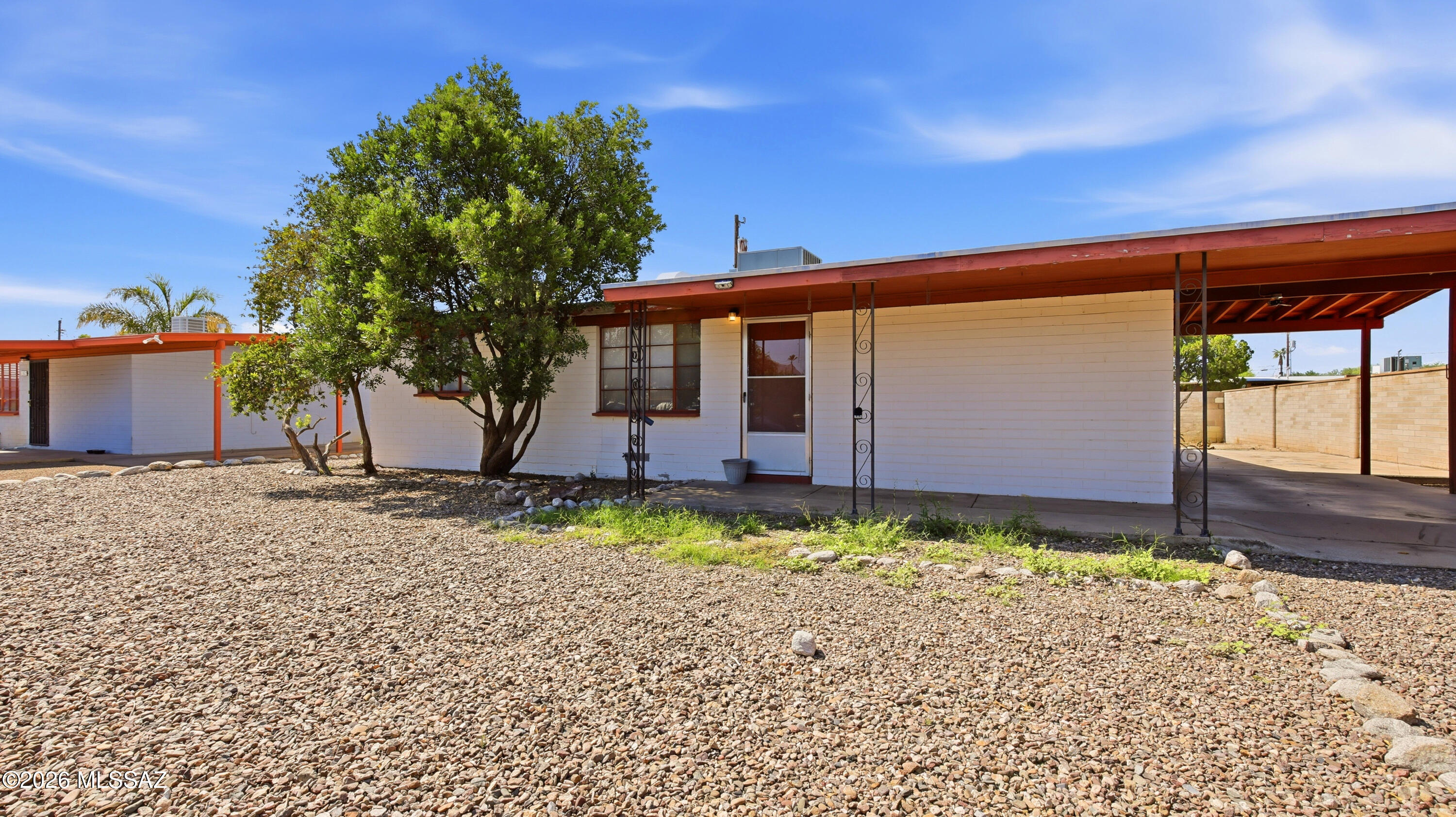 613 W Calle Siglo