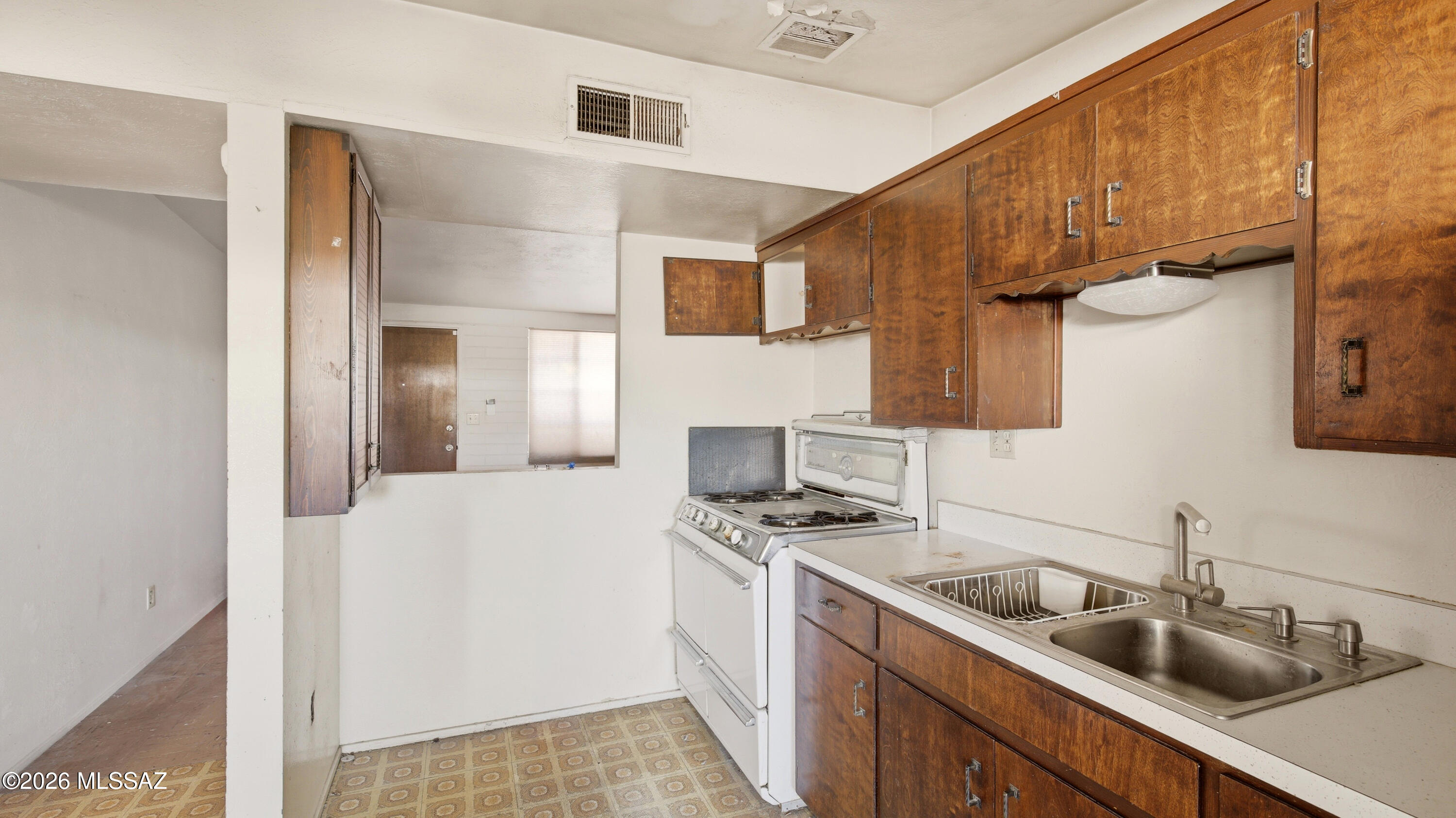 613 W Calle Siglo