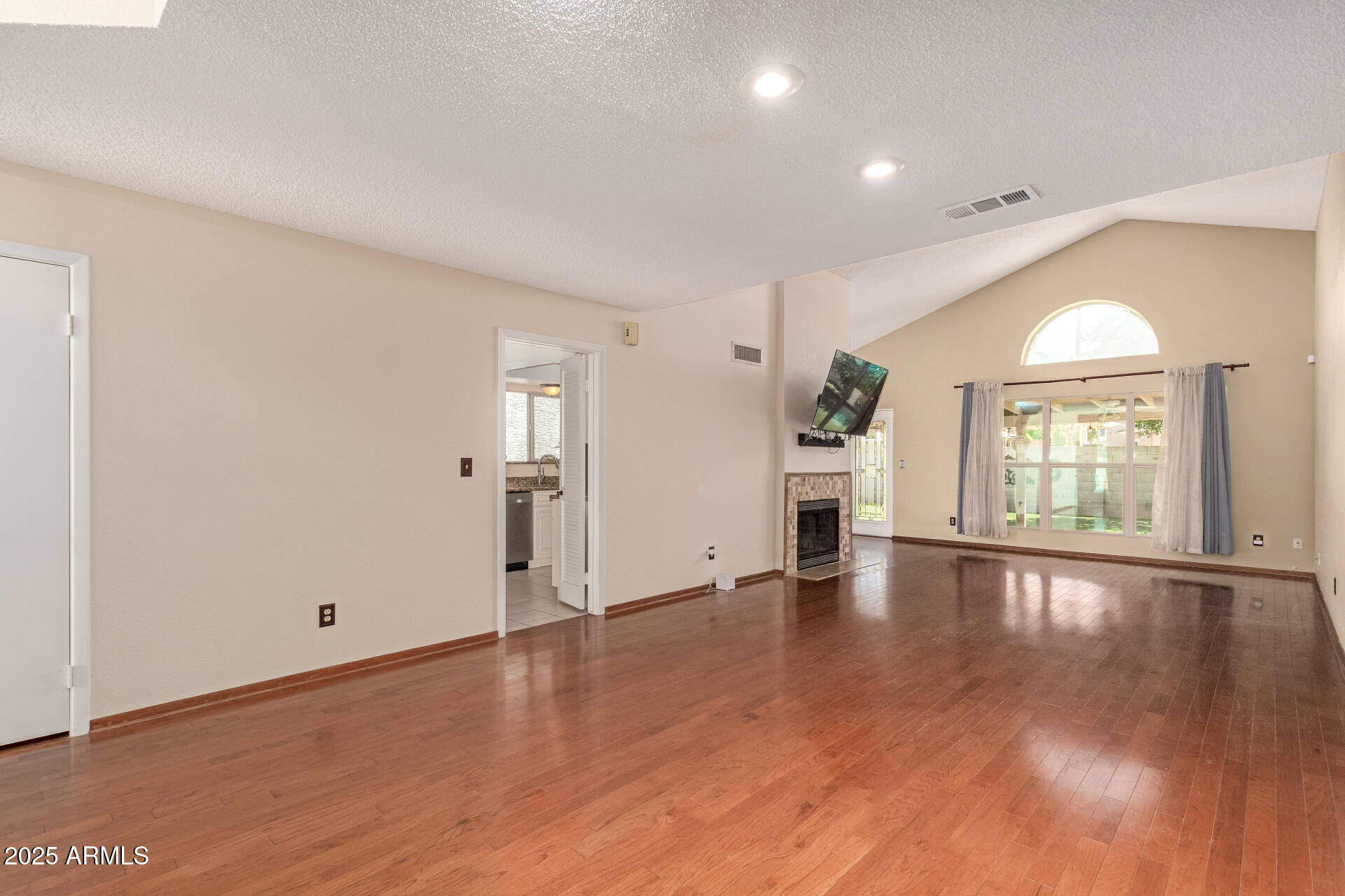 1211 W HIGHLAND Street