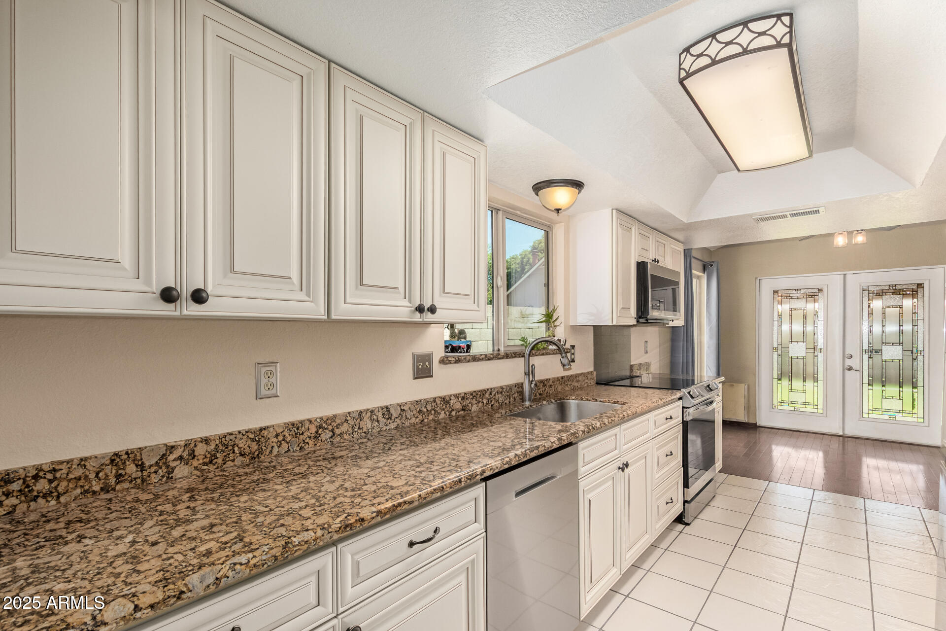 1211 W HIGHLAND Street