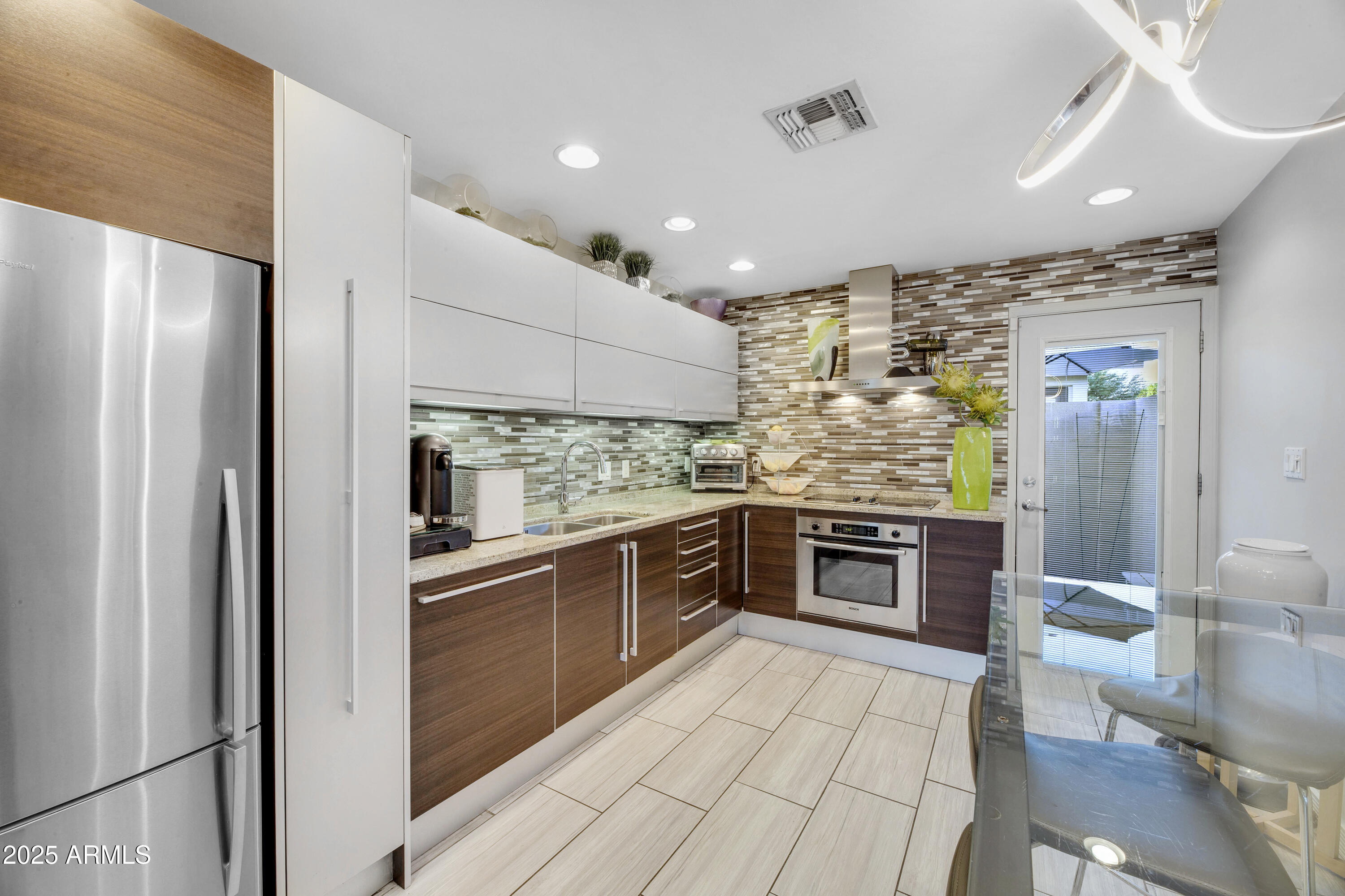 1850 E Maryland Avenue, 61