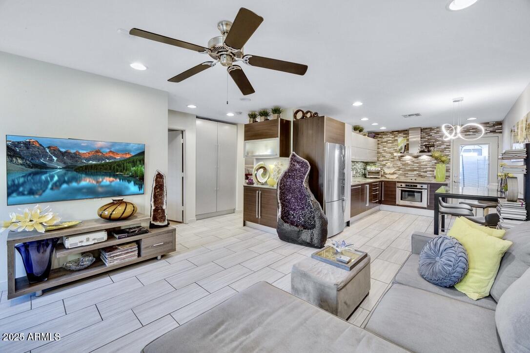 1850 E Maryland Avenue, 61