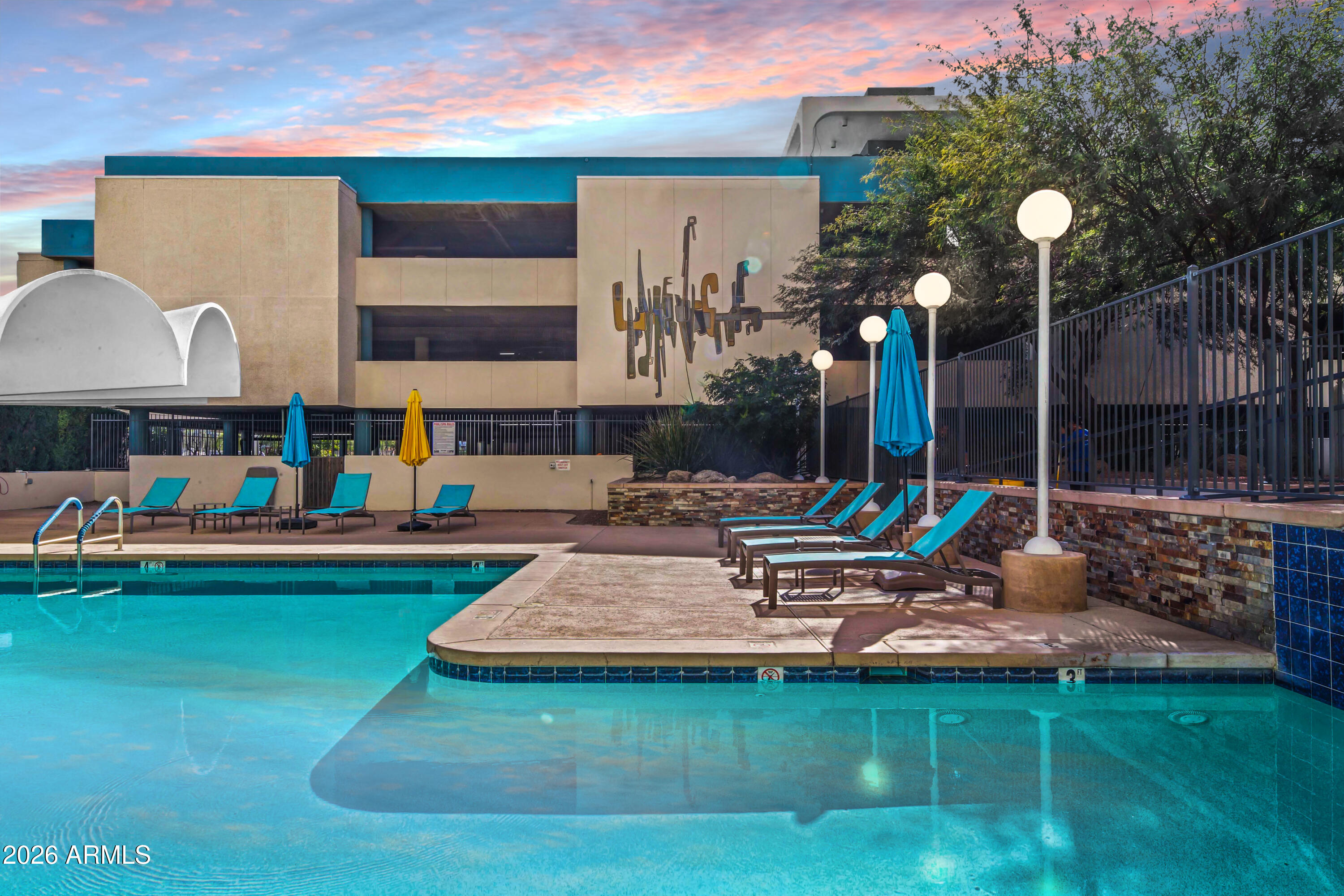 207 W Clarendon Avenue A12