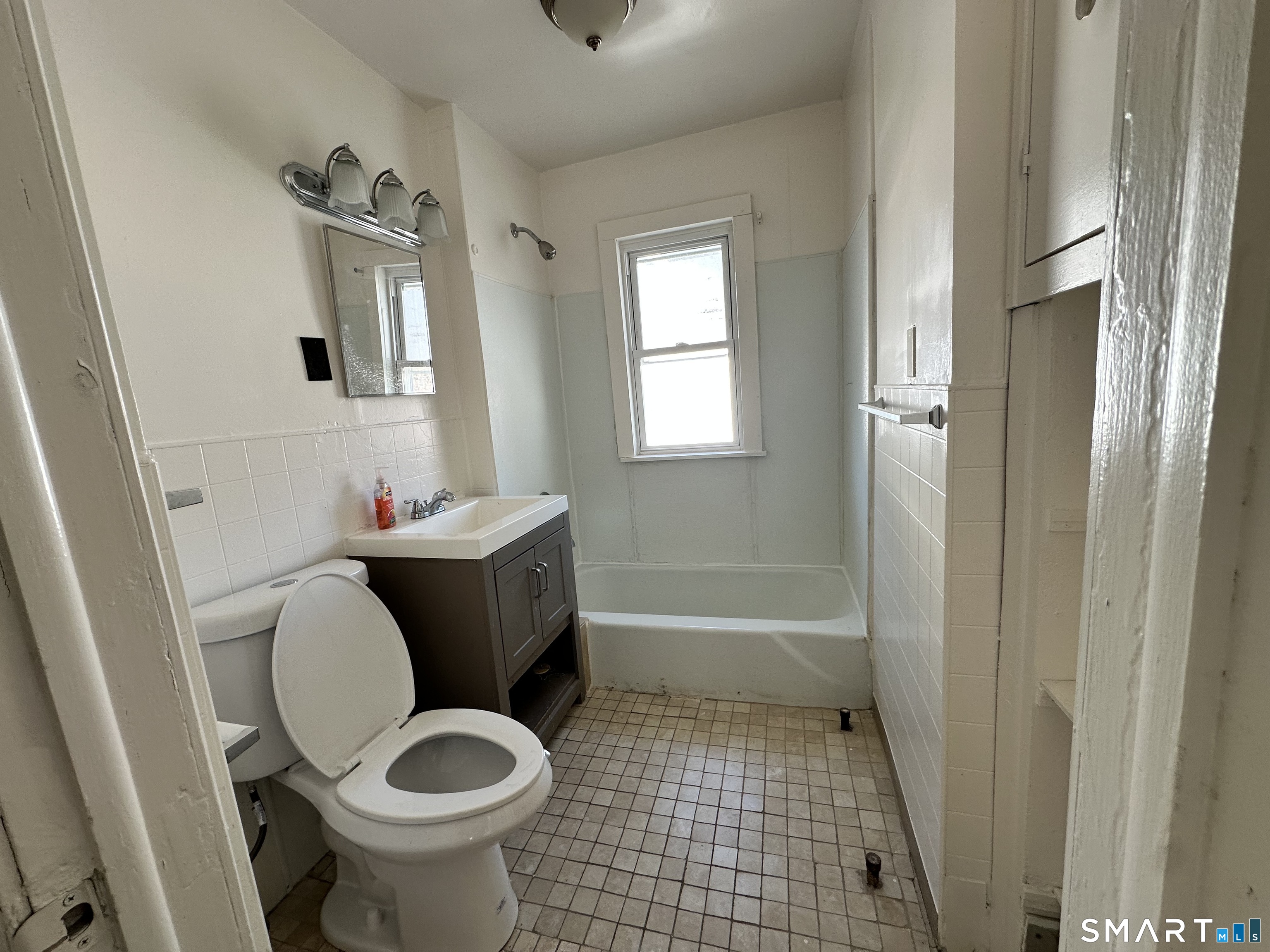 15-17 Beacon Street Unit: 2nd floor