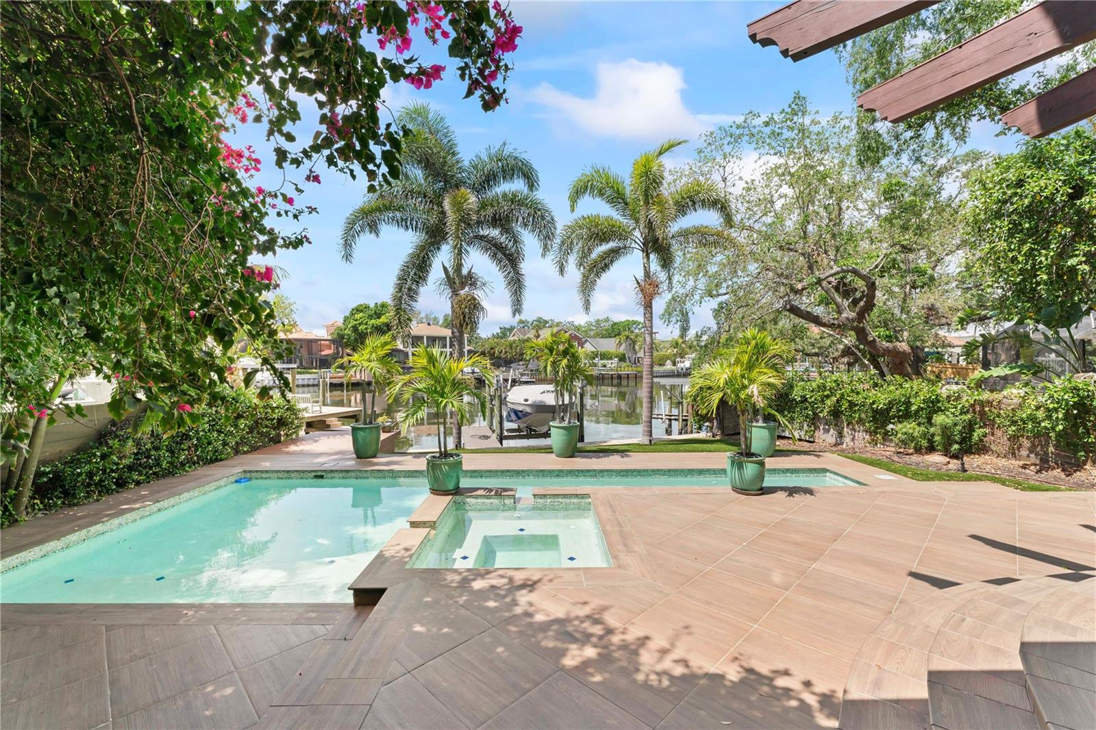 90 BAHAMA CIR