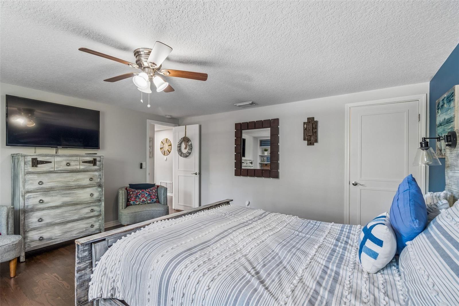 4528 W WOODMERE RD