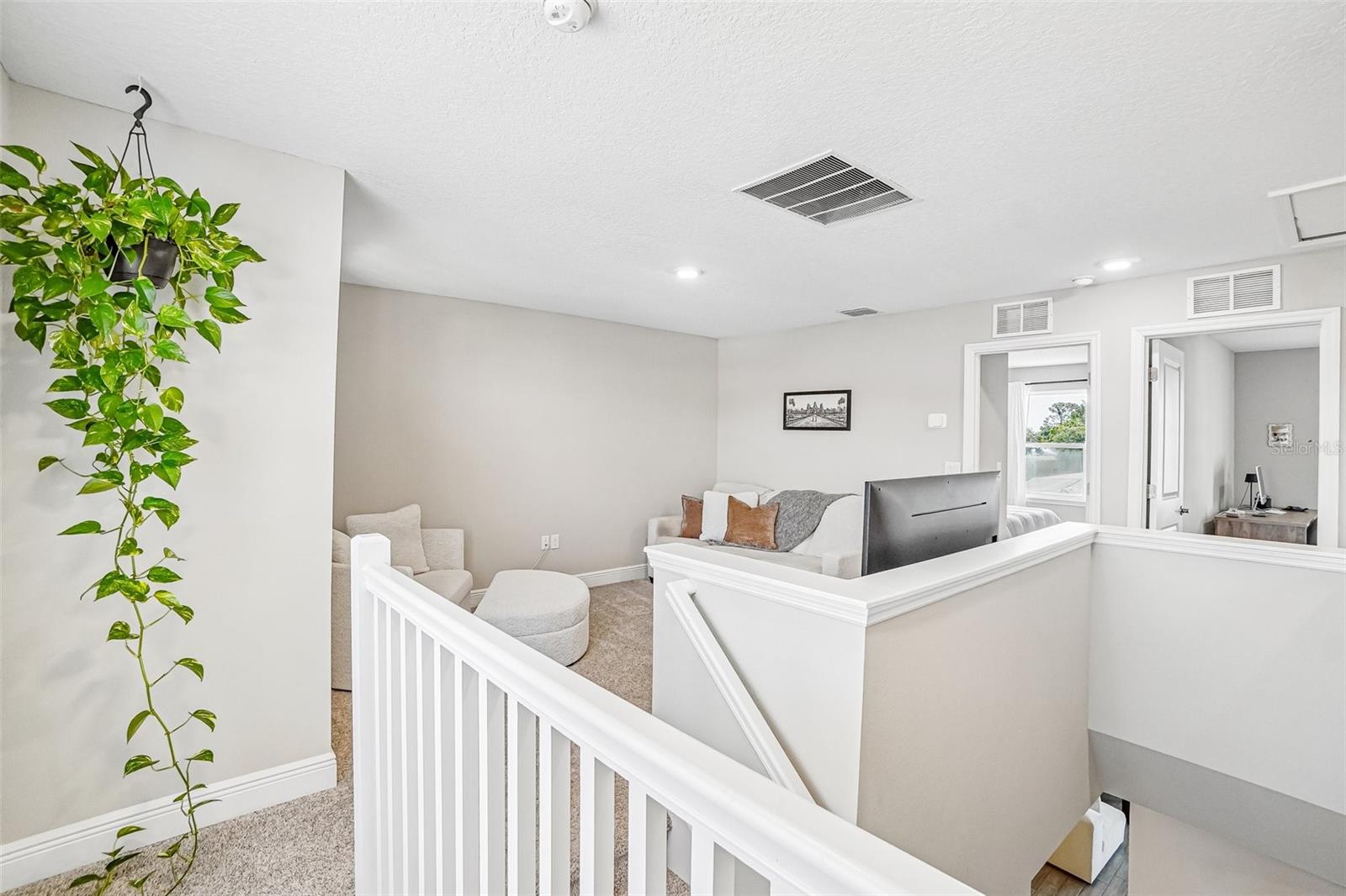 5282 NEIL DR