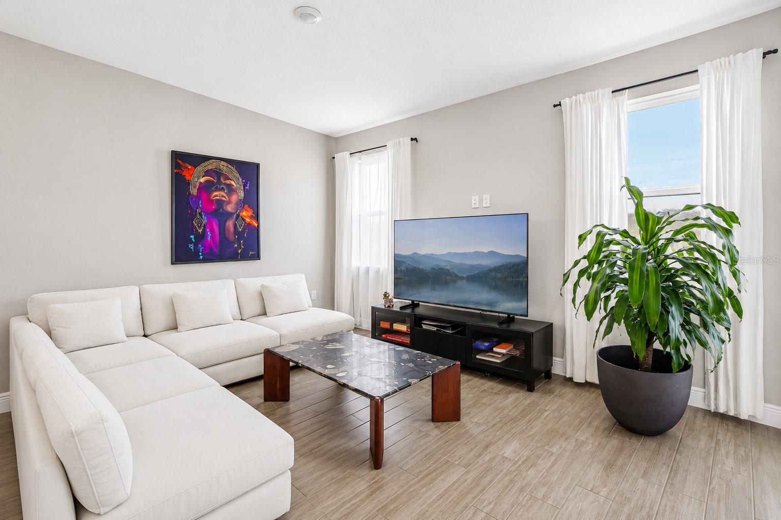 5282 NEIL DR