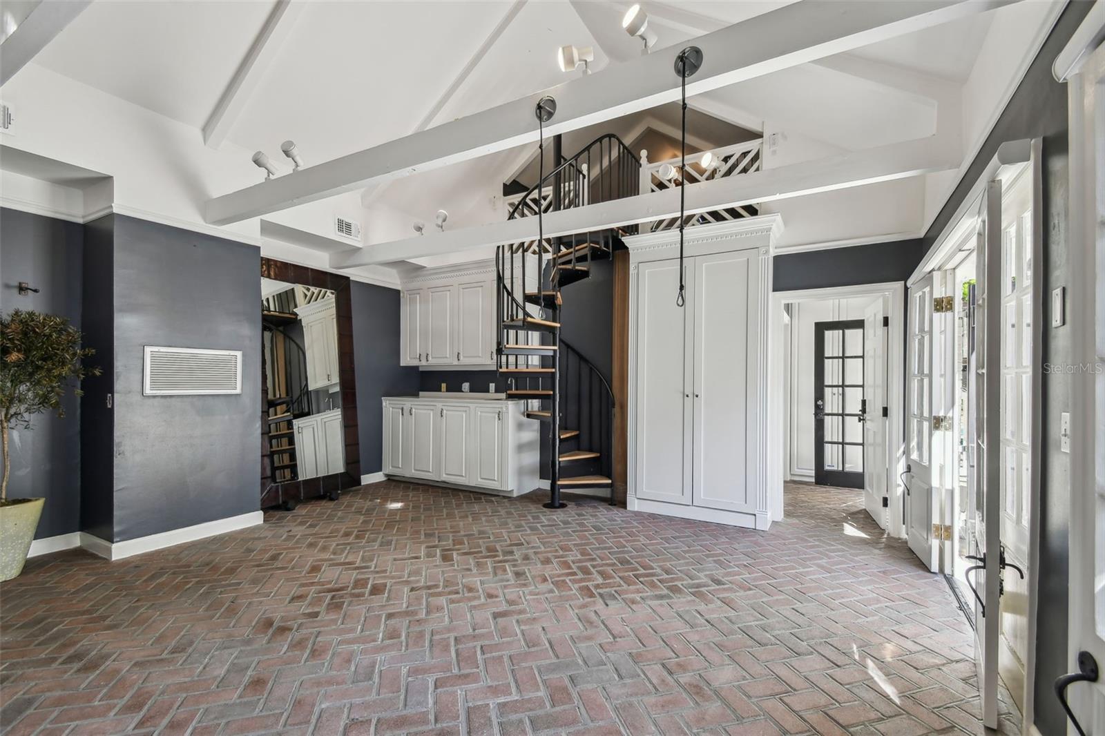 3313 W MULLEN AVE