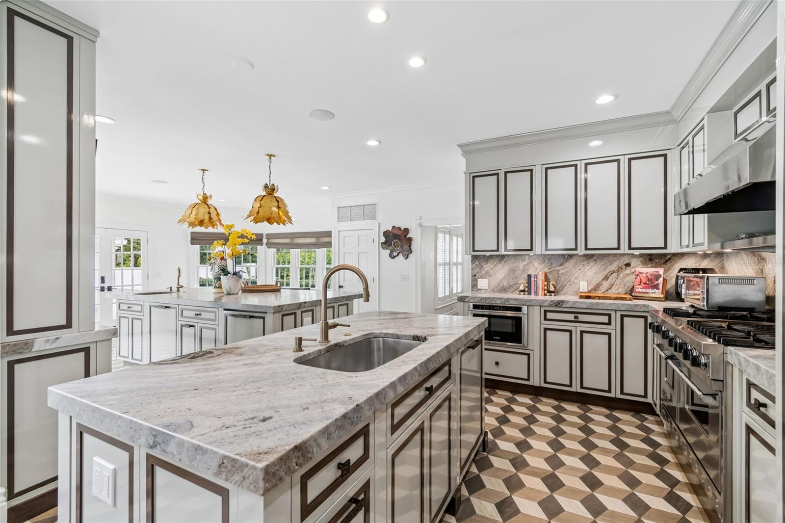 3313 W MULLEN AVE