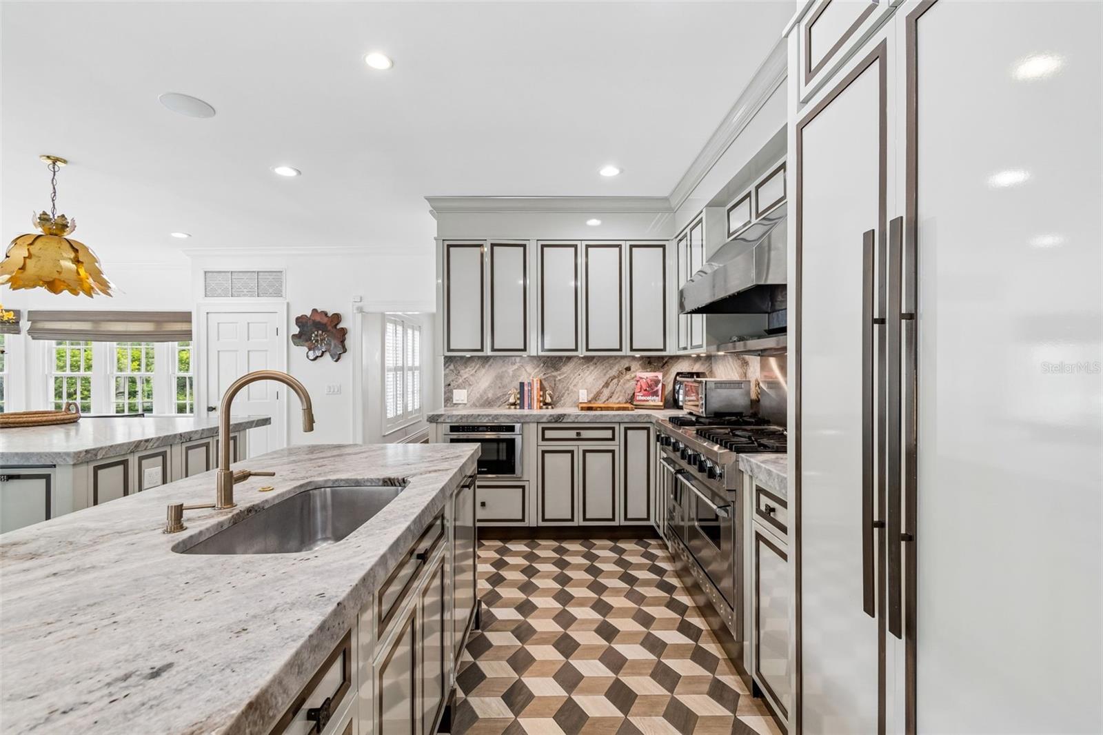 3313 W MULLEN AVE