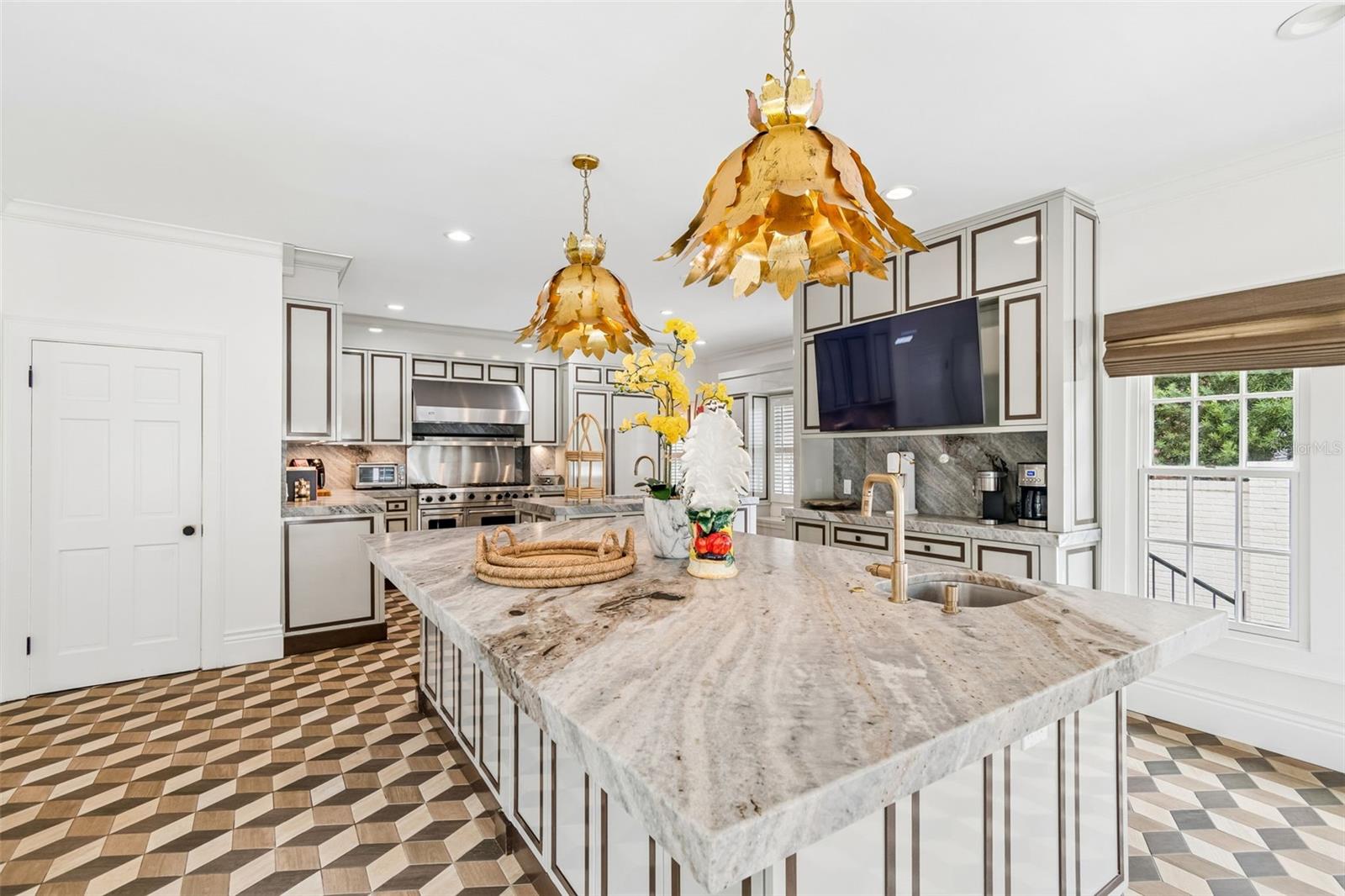 3313 W MULLEN AVE