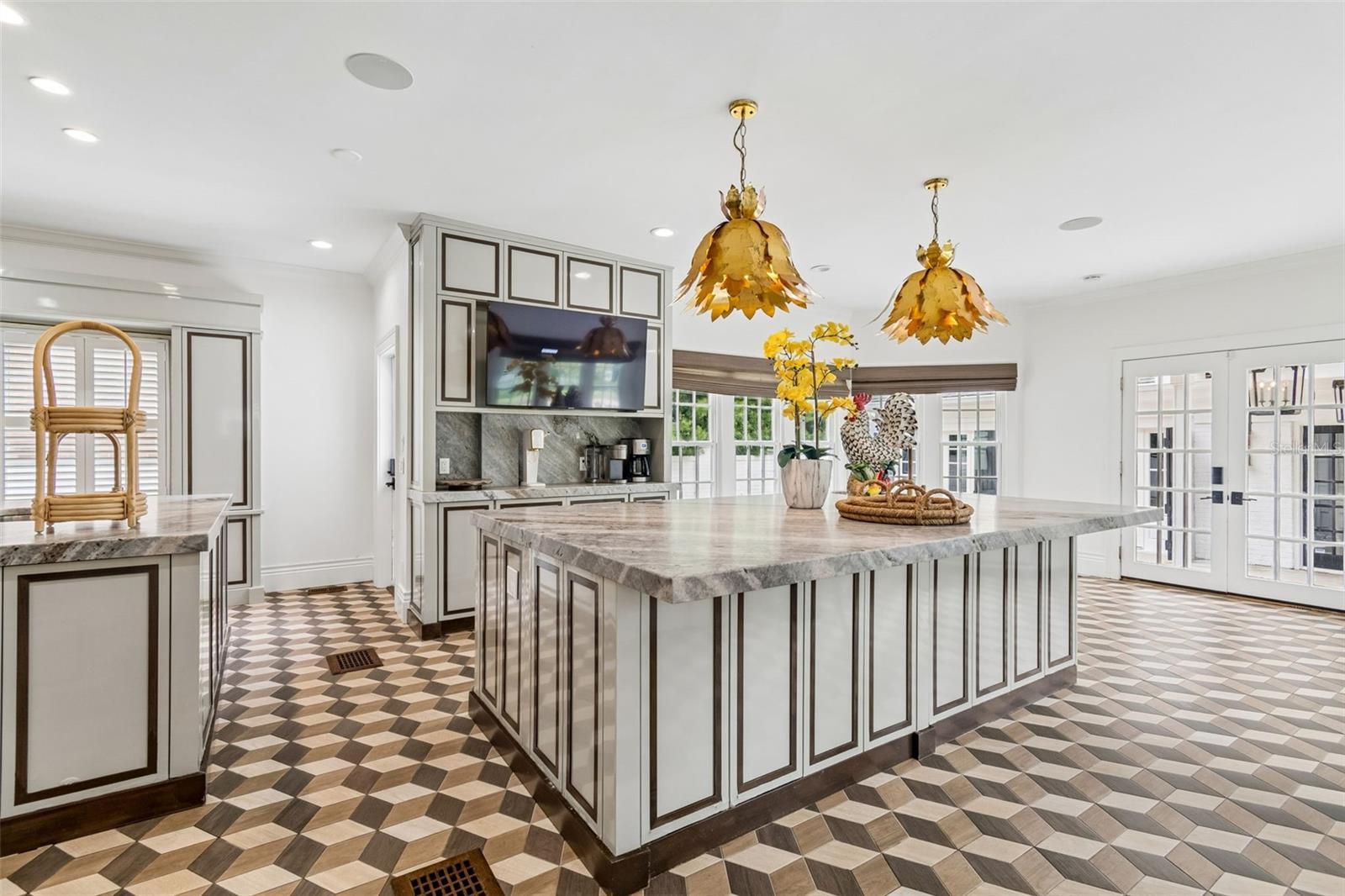 3313 W MULLEN AVE