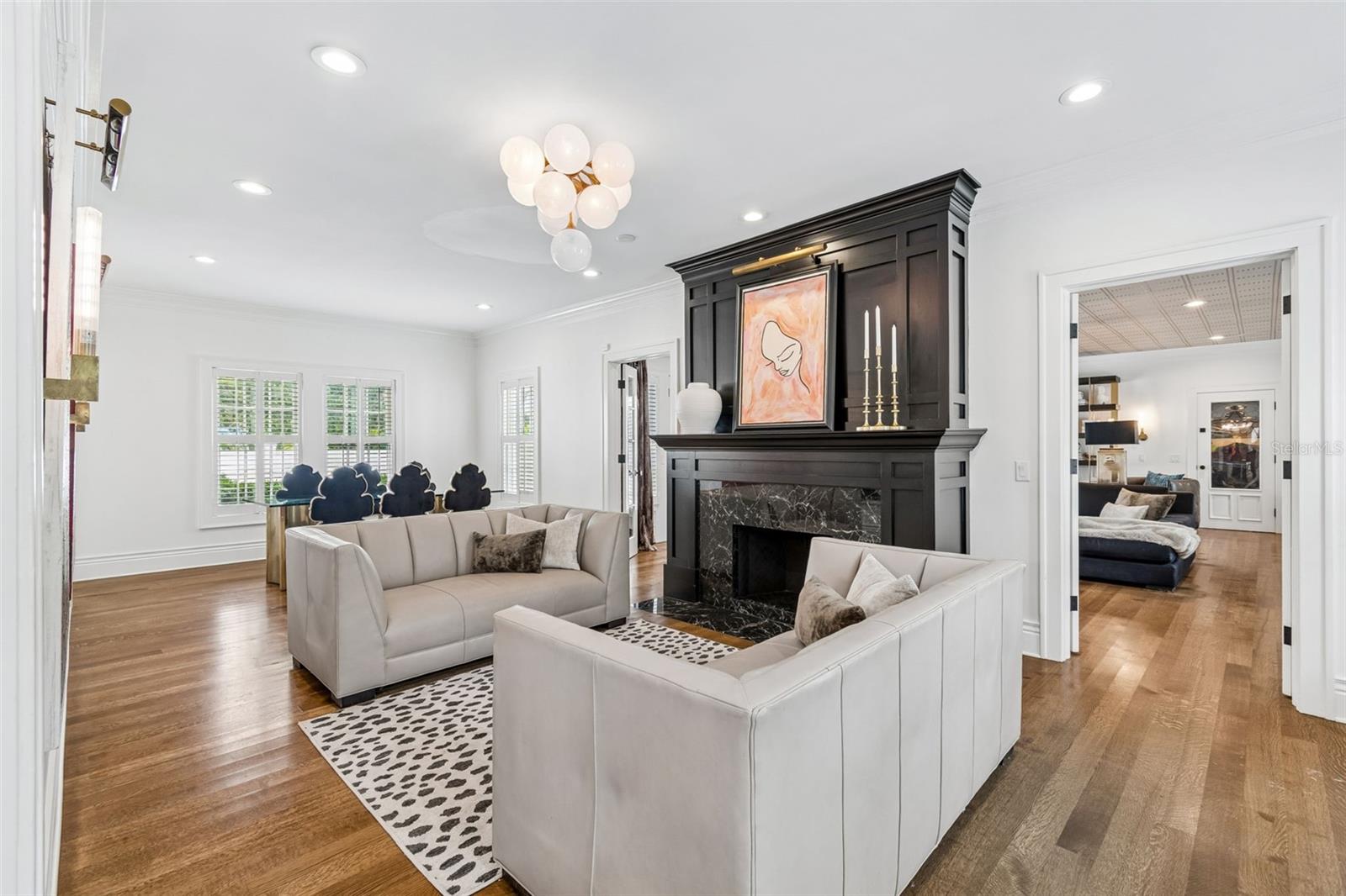 3313 W MULLEN AVE